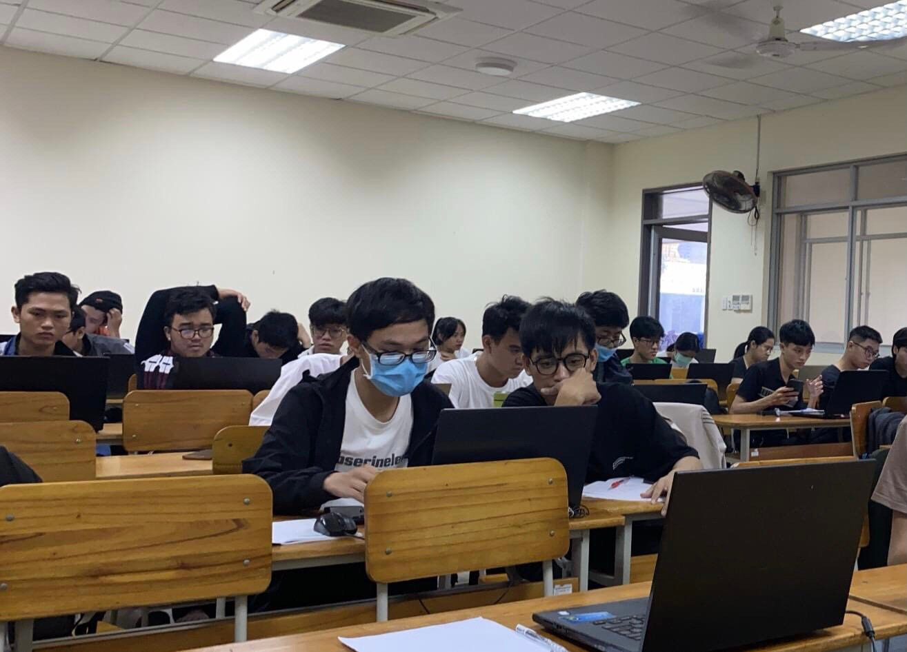 Nam sinh luôn học tập và rèn luyện mỗi ngày.