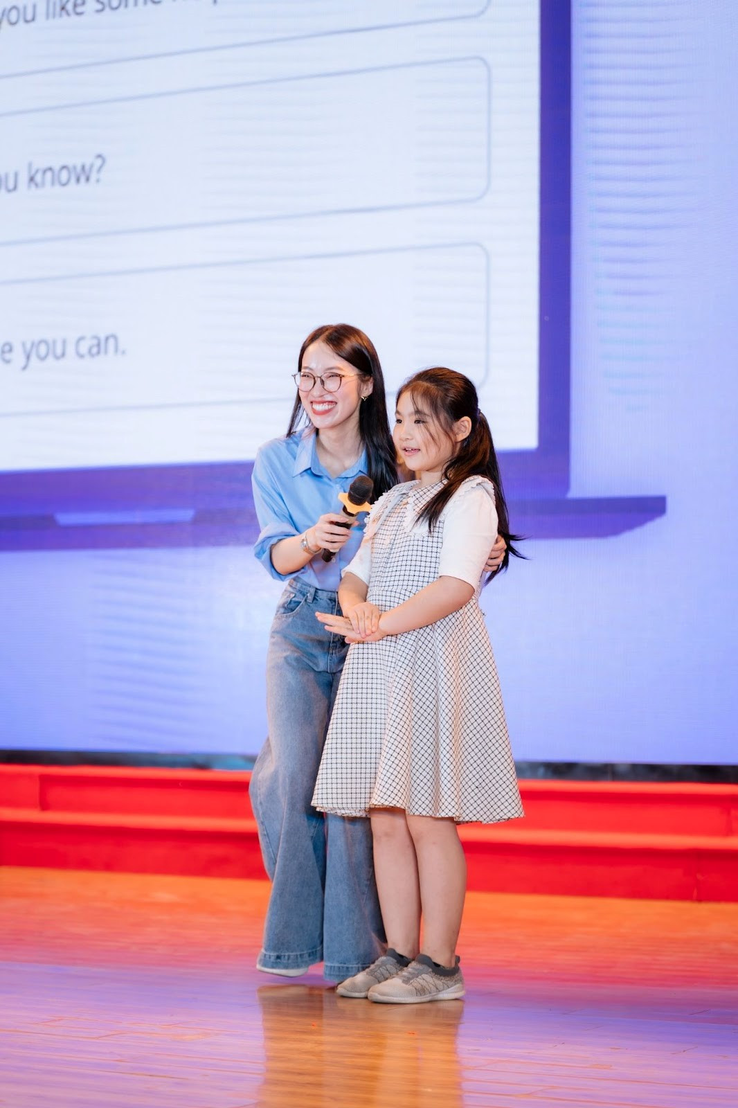 Fan hâm mộ cùng Khánh Vy chơi minigame tại Workshop.