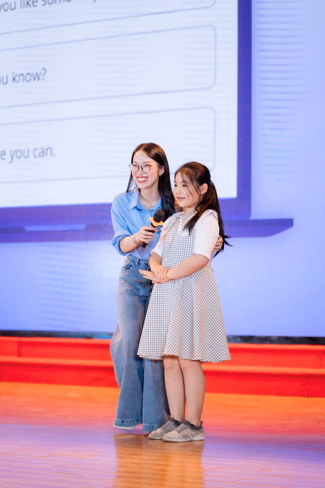 Fan hâm mộ cùng Khánh Vy chơi minigame tại Workshop.