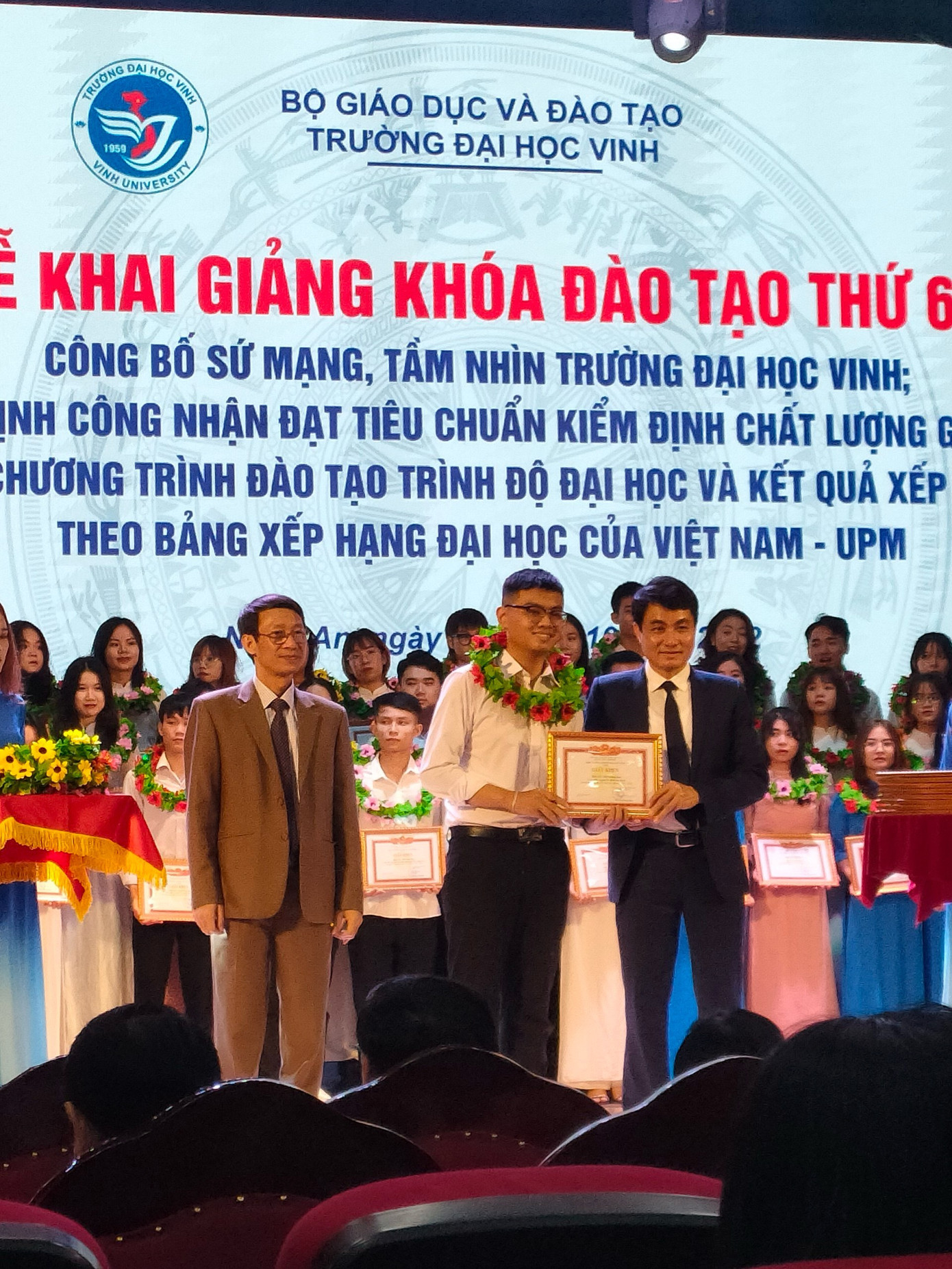 Quang Huy nhận danh hiệu Sinh viên xuất sắc năm học. Quang Huy nhận danh hiệu Sinh viên xuất sắc năm học.