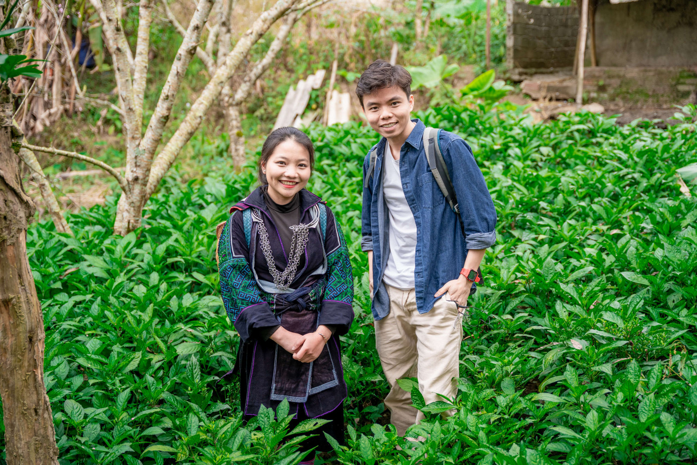 Sùng Thị Chư trong trang phục truyền thống của người H'Mông.