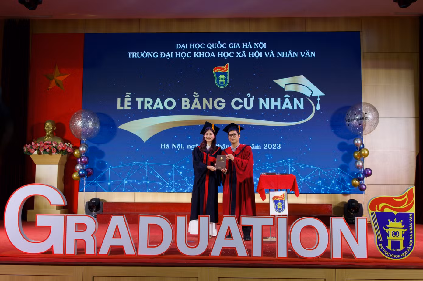 Jayoung nhận bằng cử nhân trong lễ tốt nghiệp ngày 5/8/2023. Jayoung nhận bằng cử nhân trong lễ tốt nghiệp ngày 5/8/2023.