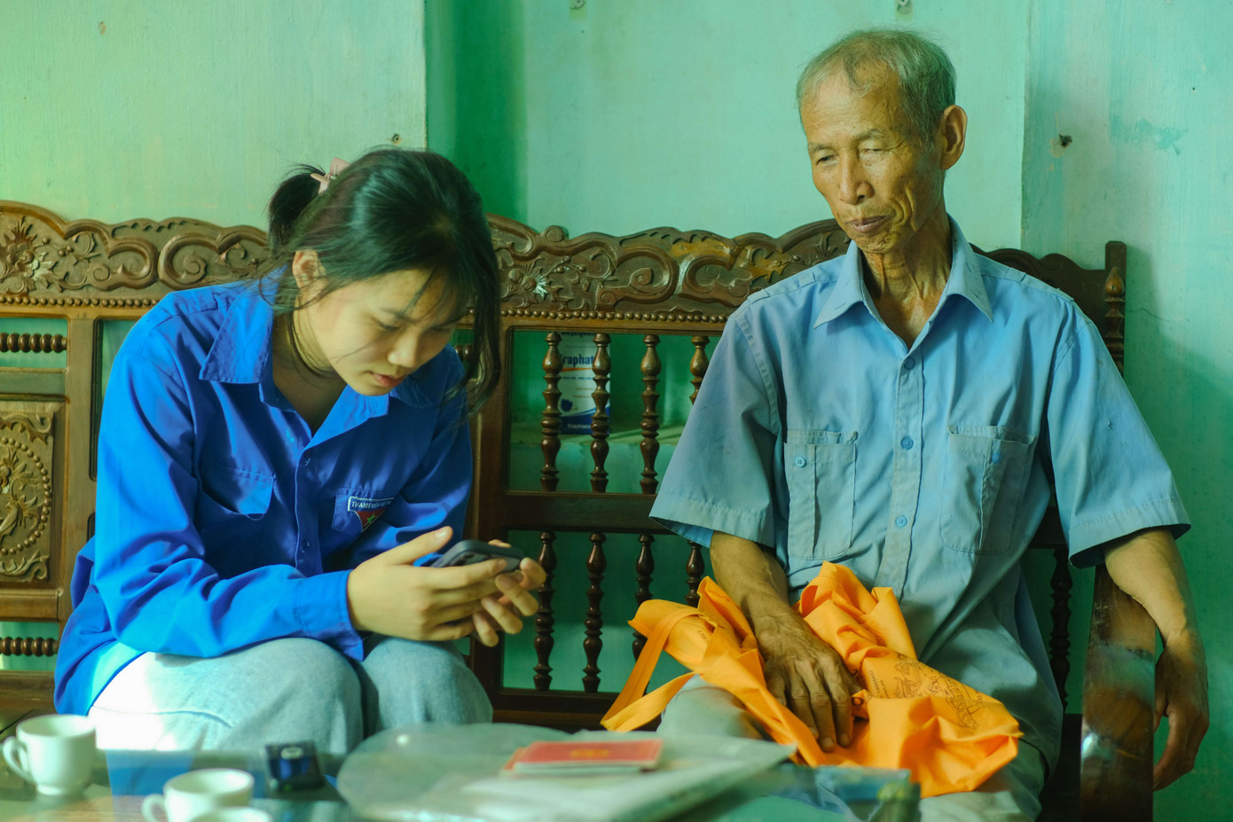 Đi từng ngõ – gõ cửa từng nhà, hỗ trợ hết mình những người cao tuổi.