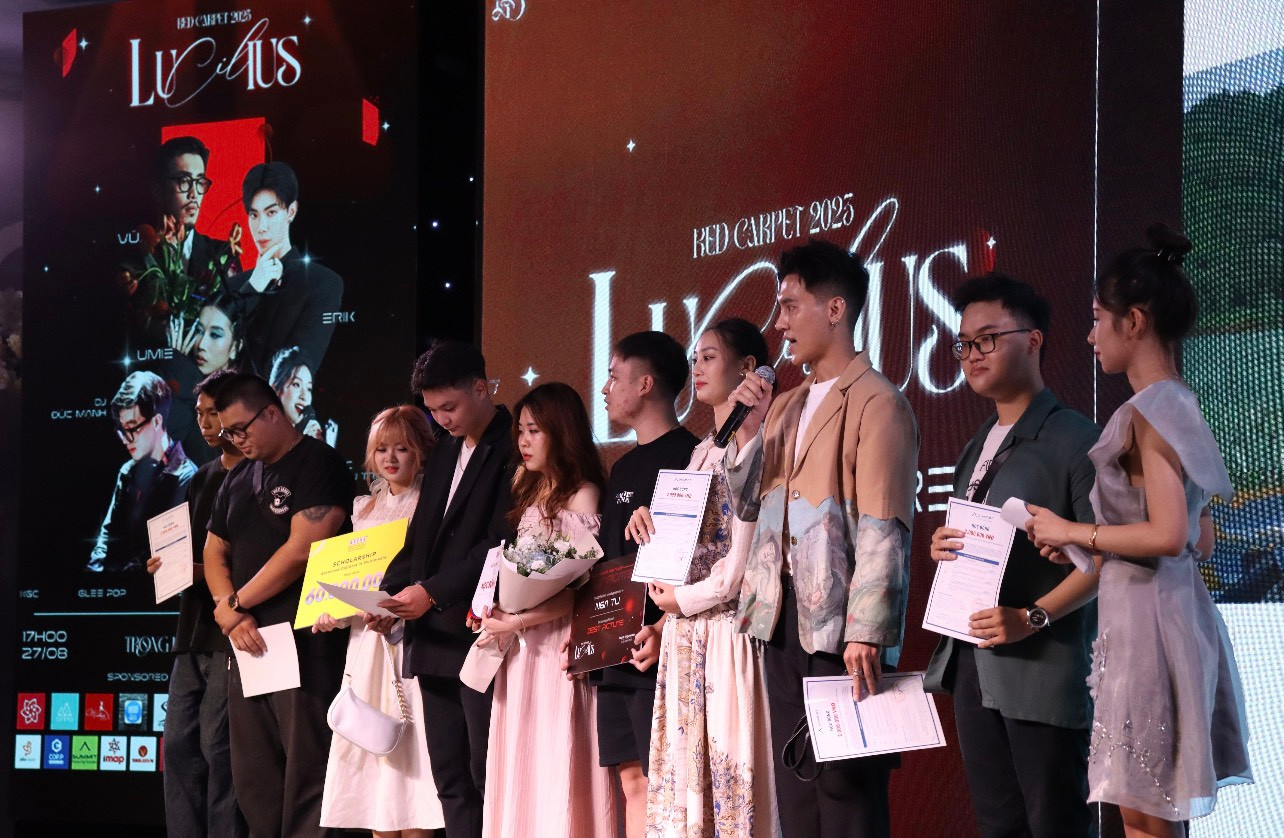 Lễ trao giải Red Carpet 2023 đã gọi tên các nhóm làm phim xuất sắc với những phần thưởng vô cùng đặc sắc đến từ ban tổ chức. Lễ trao giải Red Carpet 2023 đã gọi tên các nhóm làm phim xuất sắc với những phần thưởng vô cùng đặc sắc đến từ ban tổ chức.