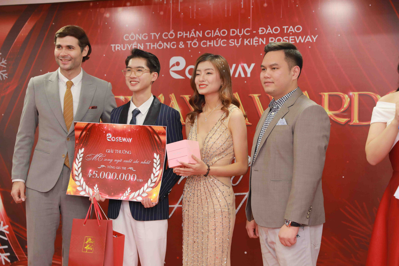 Bách là Quán quân MC Song ngữ Roseway Awards 2022. Bách là Quán quân MC Song ngữ Roseway Awards 2022.