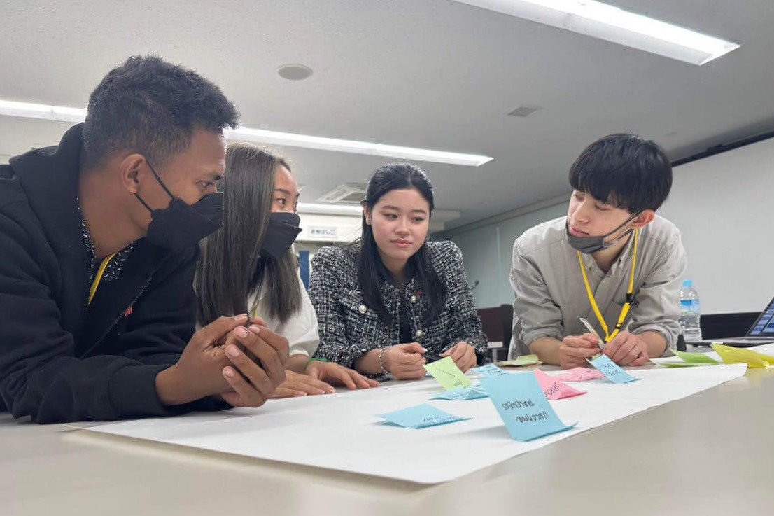 Trà My thảo luận cùng bạn bè quốc tế cùng nhóm nghiên cứu Phát triển đô thị tại JENESYS 2022.