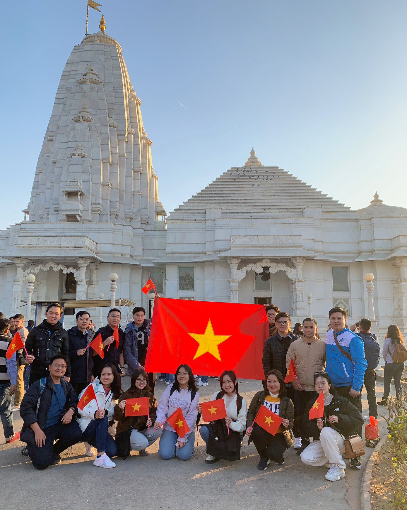 Các đại biểu thanh niên Việt Nam trước đền thờ Hindu giáo Birla Mandir. Các đại biểu thanh niên Việt Nam trước đền thờ Hindu giáo Birla Mandir.