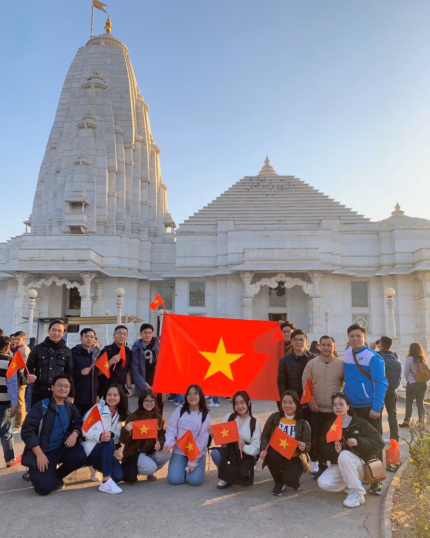 Các đại biểu thanh niên Việt Nam trước đền thờ Hindu giáo Birla Mandir.