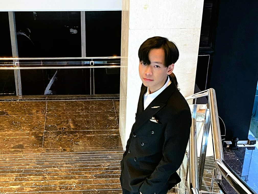 Sơn tại một sự kiện của ngân hàng nơi cậu thực tập.