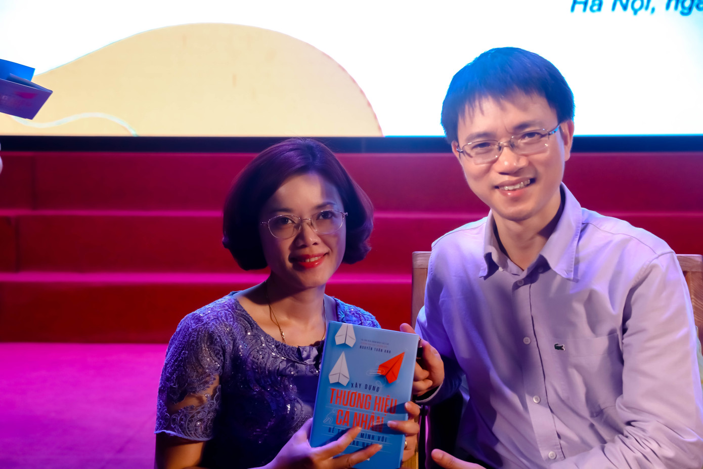 Nhà báo Nguyễn Tuấn Anh - Trưởng Ban Sinh Viên ký tặng sách Thạc sĩ Đặng Hương Giang - Trưởng Phòng Chí trị và Công tác Sinh viên, trường Đại học Thuỷ Lợi.