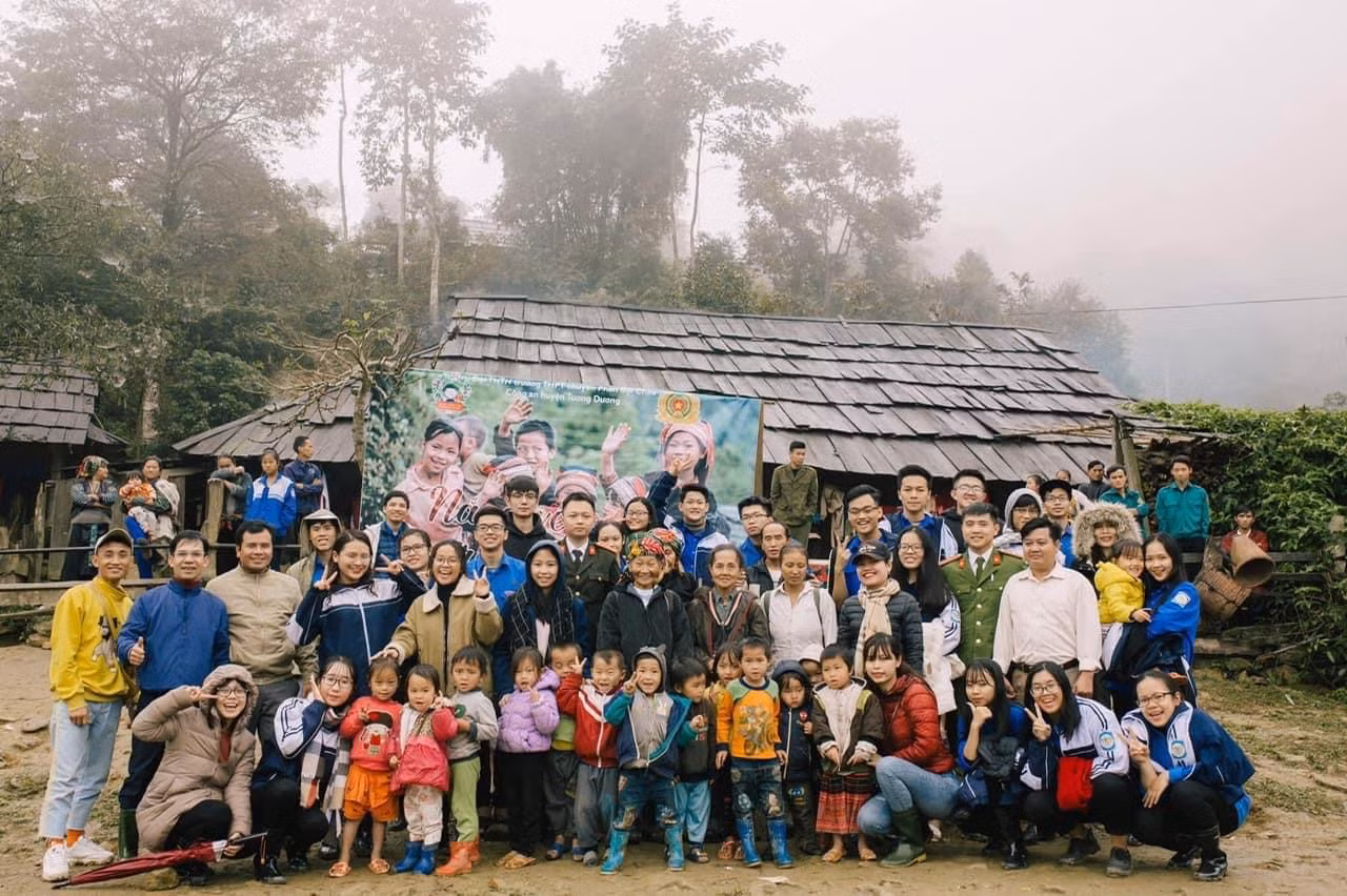 Quốc Việt cùng đội tình nguyện tại Tương Dương, Nghệ An.