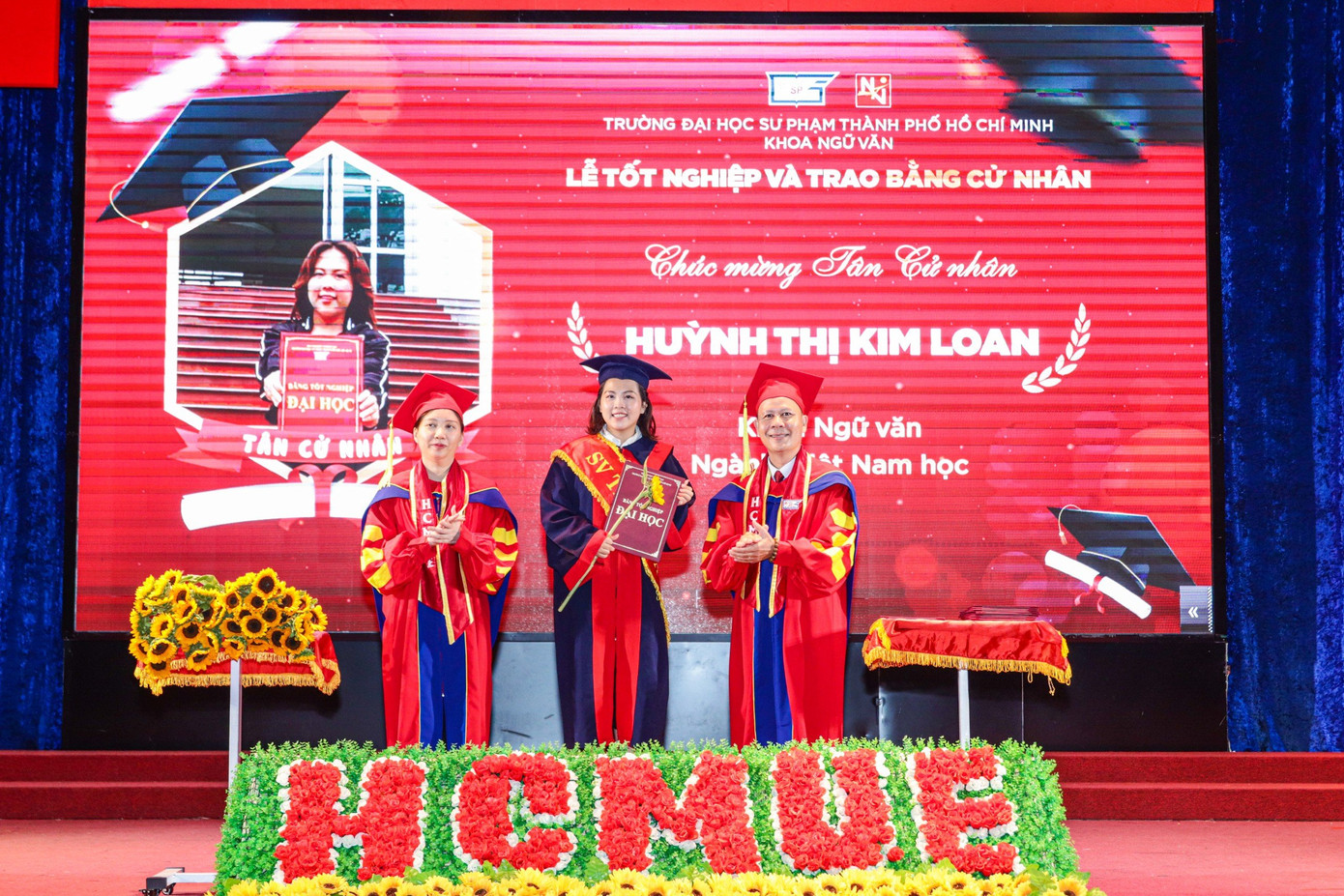 Huỳnh Thị Kim Loan đến từ Bạc Liêu - thủ khoa kép chuyên ngành Việt Nam học. Huỳnh Thị Kim Loan đến từ Bạc Liêu - thủ khoa kép chuyên ngành Việt Nam học.