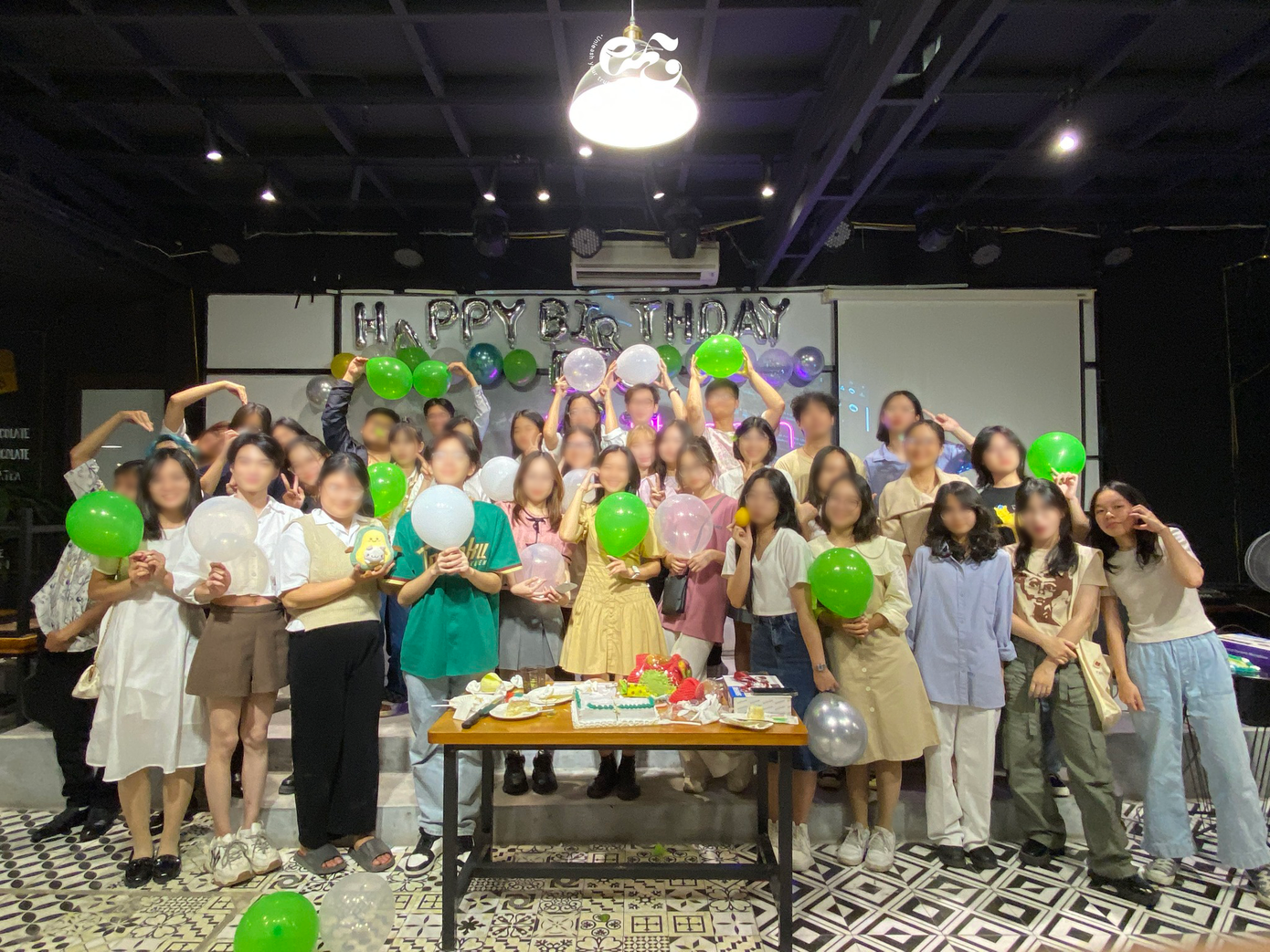 Vân Anh chụp ảnh cùng CLB Tiếng Anh Học viện Báo chí và Tuyên truyền (EFC).