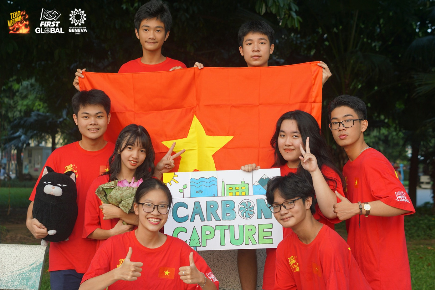 Hương Thanh (bìa phải) cùng các thành viên của đội tuyển Việt Nam tham dự FIRST Global Challenge (FGC) năm 2022.