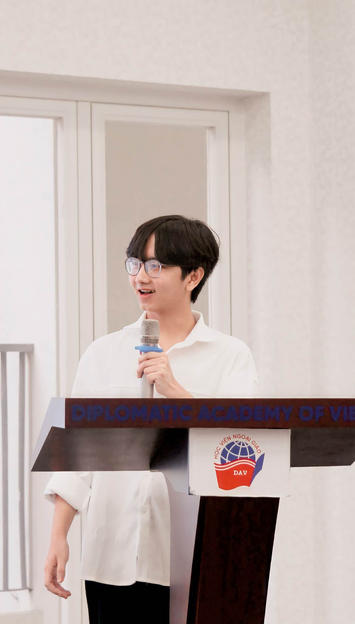 Hữu Bằng thường gọi video cho bạn bè để chúc Tết nhau, khoe lì xì hay đơn giản là xa nhau cũng hơi lâu nên nhớ.