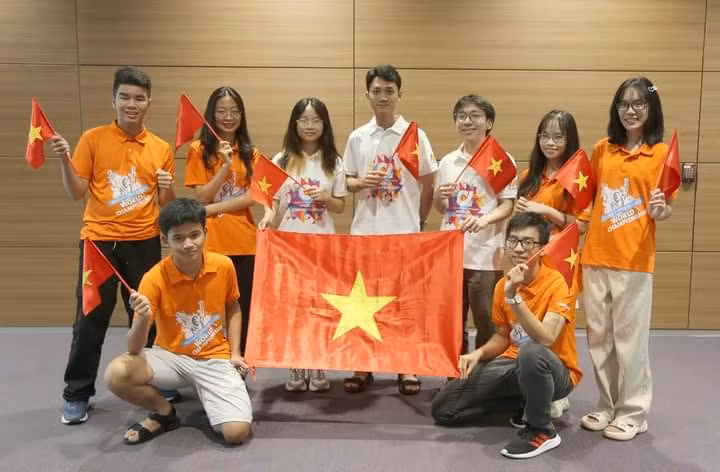 Linh và đội tuyển MOSWC và ACPWC 2023 Việt Nam (Nguồn: Fanpage Microsoft Office Specialist - IIG Vietnam).