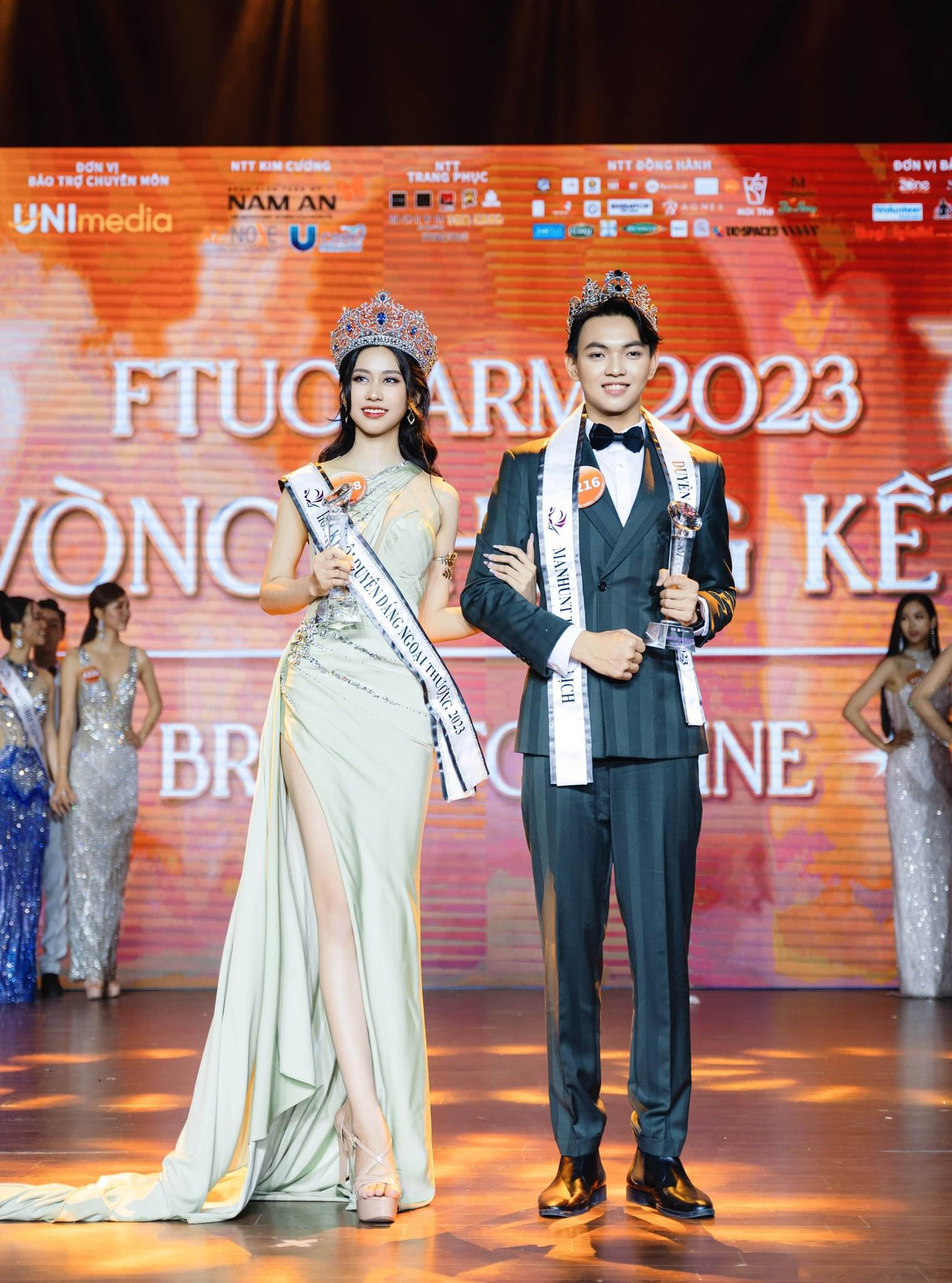 H’ Uyên Niê cùng thí sinh nam. H’ Uyên Niê cùng thí sinh nam.