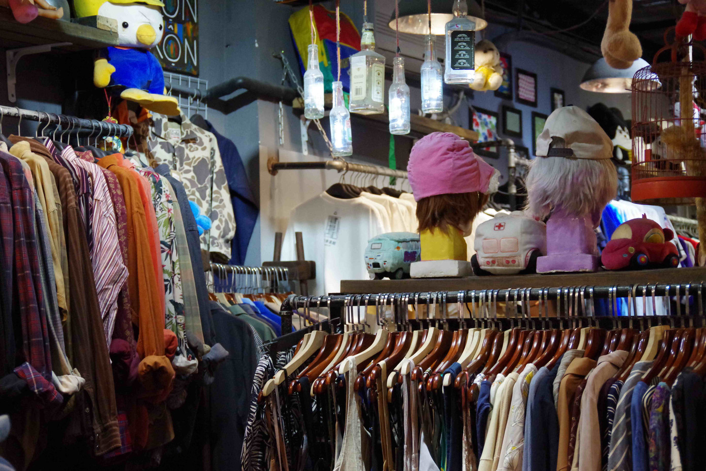 Những món đồ độc đáo, mới lạ tại các chuỗi cửa hàng Thrift đồ (Ảnh: Khánh Linh). Những món đồ độc đáo, mới lạ tại các chuỗi cửa hàng Thrift đồ (Ảnh: Khánh Linh).