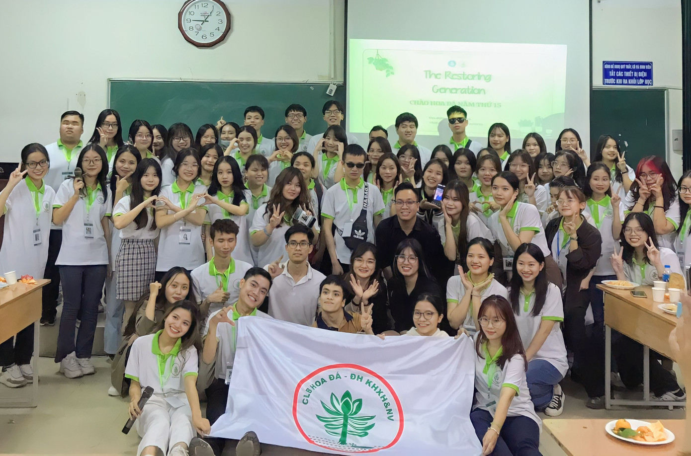 Huệ trong chương trình chào thành viên nhiệm kỳ năm học 2022-2023 của CLB Hoa đá.