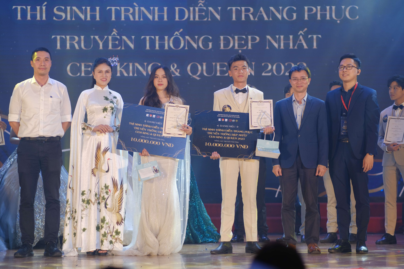Giải thí sinh trình diễn trang phục truyền thống đẹp nhất thuộc về Hoàng Thị Phương Cúc và Trần Minh Quân.