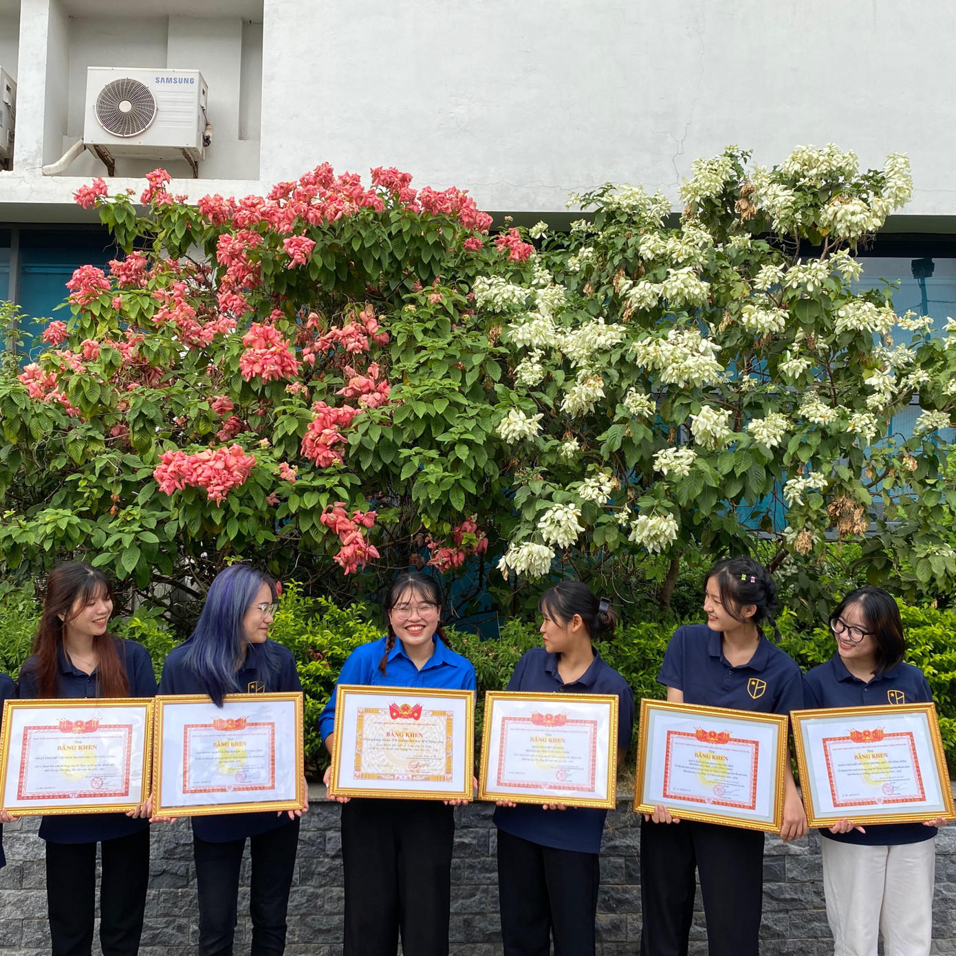 Minh Trang (thứ ba từ trái sang) nhận Bằng khen của Trung ương Đoàn TNCS Hồ Chí Minh trong Hội nghị tổng kết công tác Đoàn và phong trào thanh niên năm học 2021 – 2022. Minh Trang (thứ ba từ trái sang) nhận Bằng khen của Trung ương Đoàn TNCS Hồ Chí Minh trong Hội nghị tổng kết công tác Đoàn và phong trào thanh niên năm học 2021 – 2022.