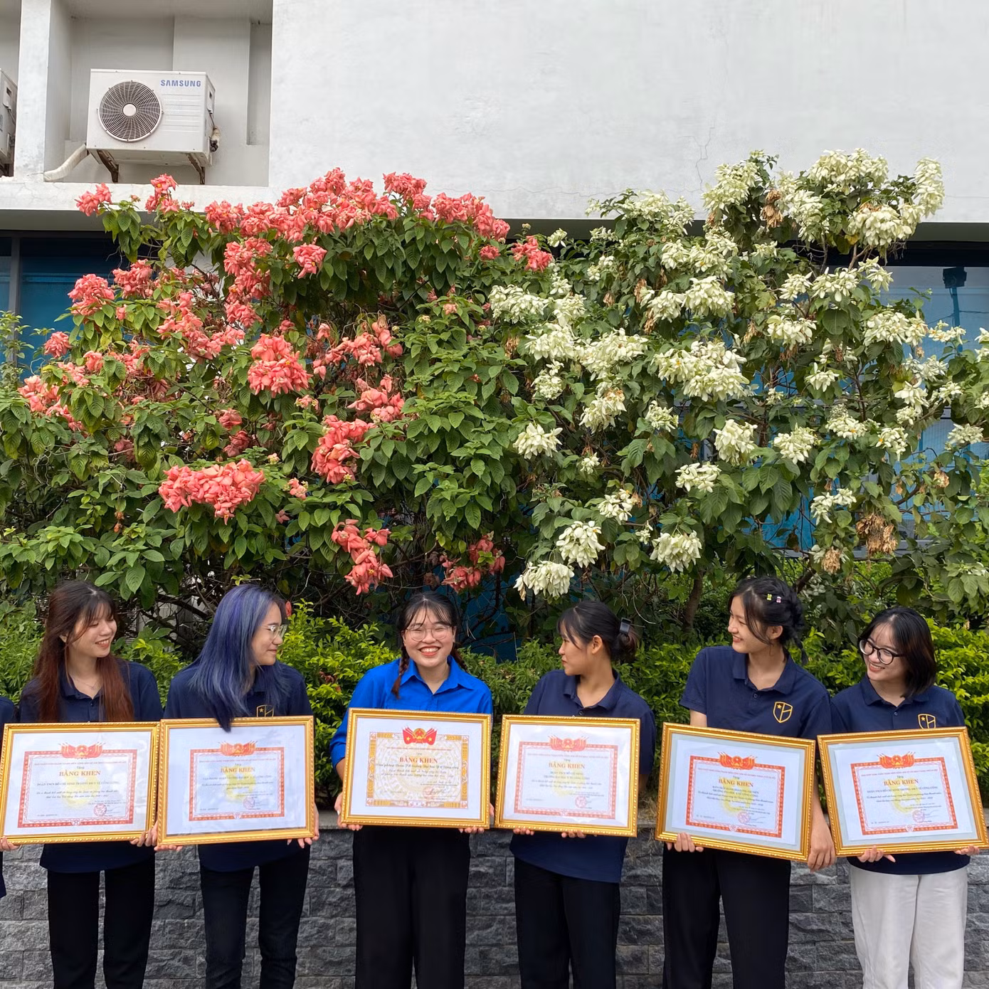 Minh Trang (thứ ba từ trái sang) nhận Bằng khen của Trung ương Đoàn TNCS Hồ Chí Minh trong Hội nghị tổng kết công tác Đoàn và phong trào thanh niên năm học 2021 – 2022.