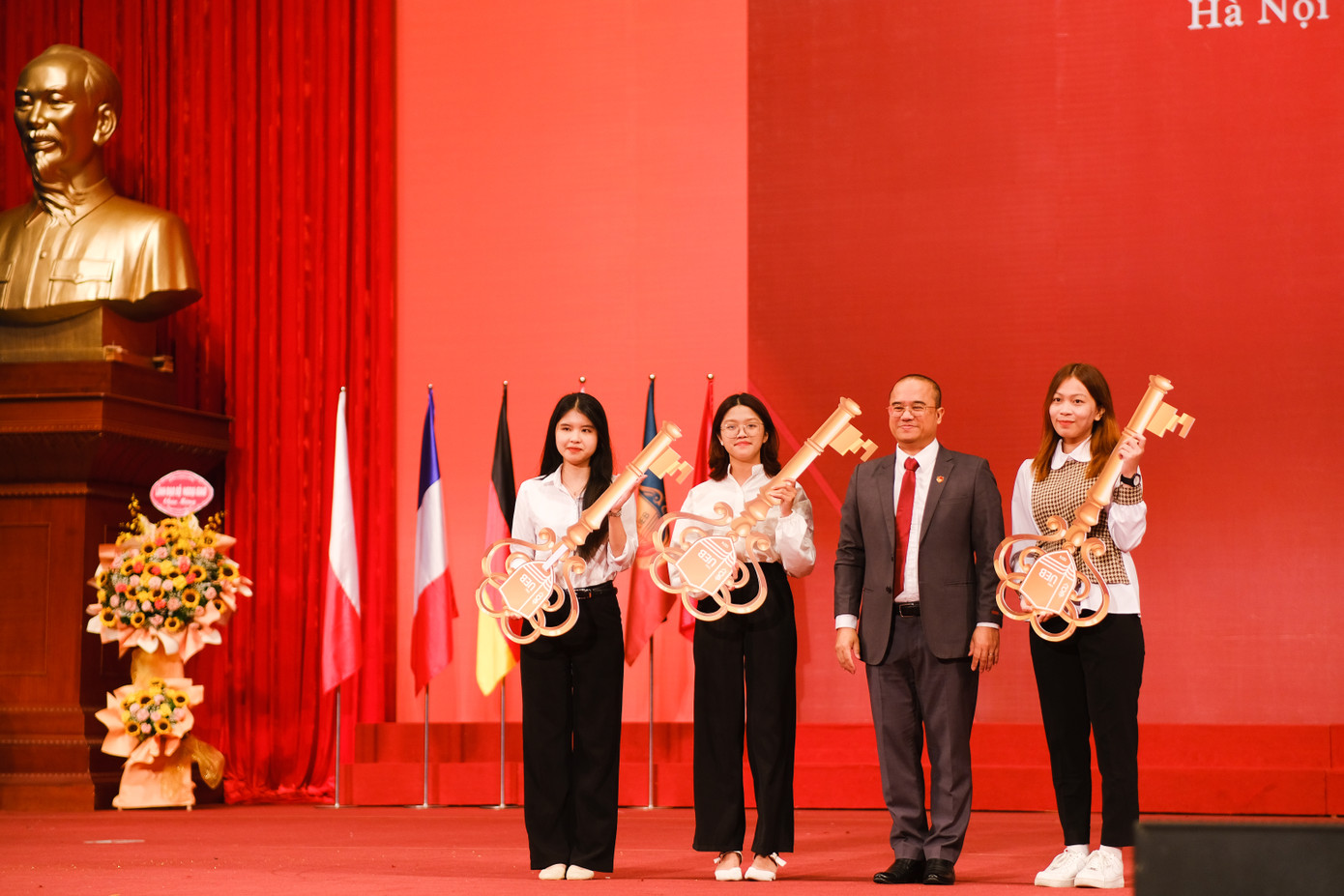 UEB ra mắt văn phòng hoạt động dành cho các câu lạc bộ sinh viên. Ảnh: Lê Vượng