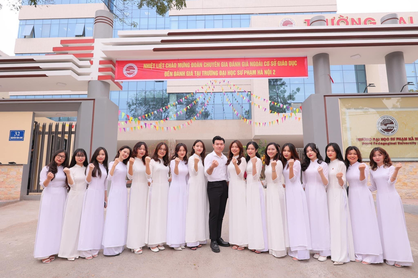 Tú Anh cùng các bạn sinh viên Khoa Giáo dục Tiểu học đạt danh hiệu Sinh viên 5 tốt cấp Trường.