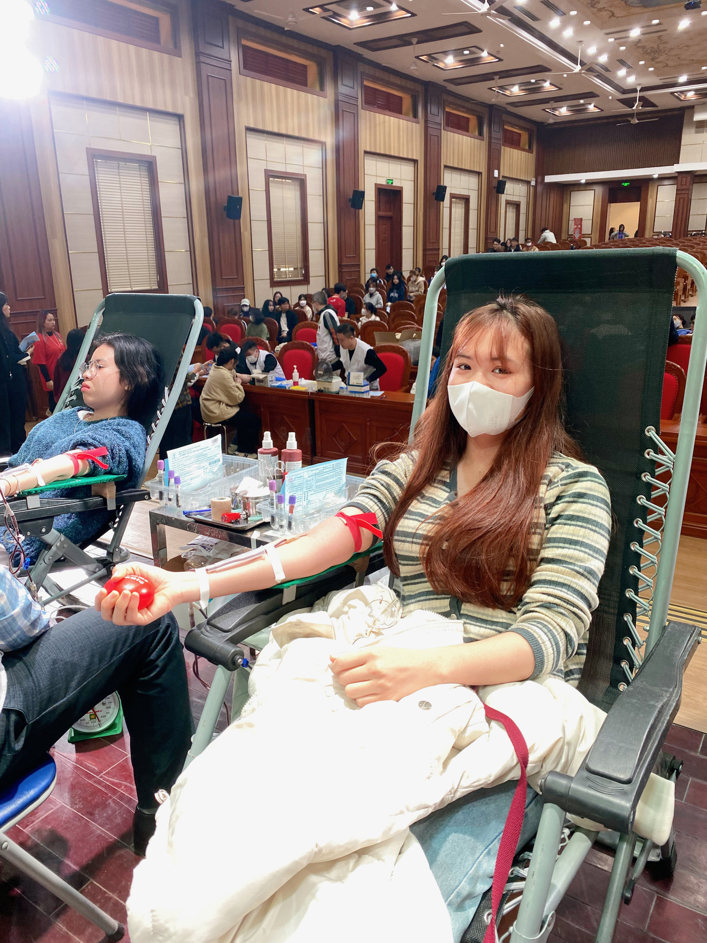 Hiến máu nhân đạo là một trong những nghĩa cử cao đẹp mang đậm giá trị nhân văn. Hiến máu nhân đạo là một trong những nghĩa cử cao đẹp mang đậm giá trị nhân văn.