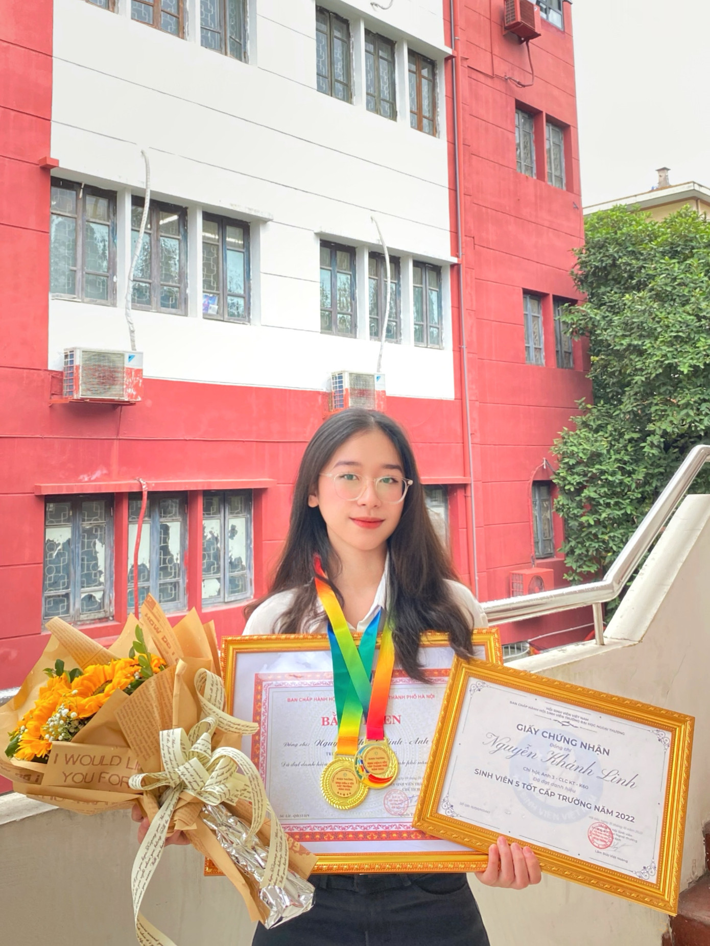 Linh nhận giải thưởng Sinh viên 5 tốt cấp Trường và cấp Thành phố.