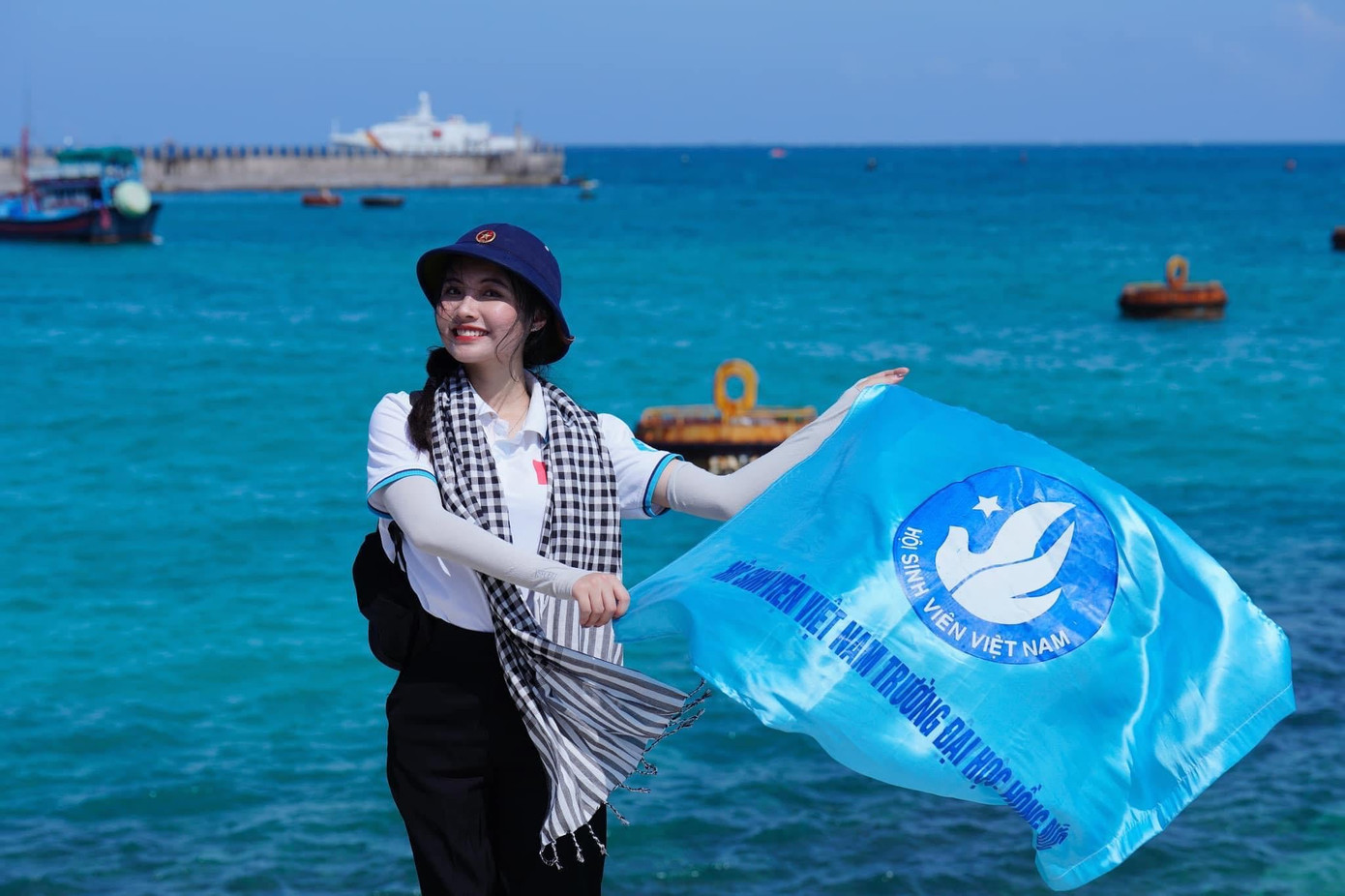 Loan đã may mắn khi là 1 trong 200 đại biểu trẻ tuổi trên cả nước tham gia vào chuyến hành trình “Sinh viên với biển, đảo Tổ quốc” 2023 do Trung ương Hội sinh viên Việt Nam tổ chức. Loan đã may mắn khi là 1 trong 200 đại biểu trẻ tuổi trên cả nước tham gia vào chuyến hành trình “Sinh viên với biển, đảo Tổ quốc” 2023 do Trung ương Hội sinh viên Việt Nam tổ chức.