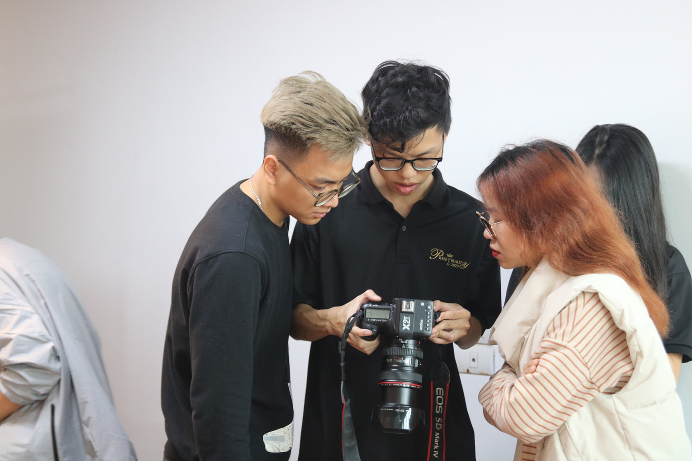 Bạn Tùng Anh - Trưởng đội Ảnh Press Beauty 2023 (giữa) dành lời cảm ơn đến những anh chị và đồng đội đã góp sức tạo nên 1 buổi chụp thành công.