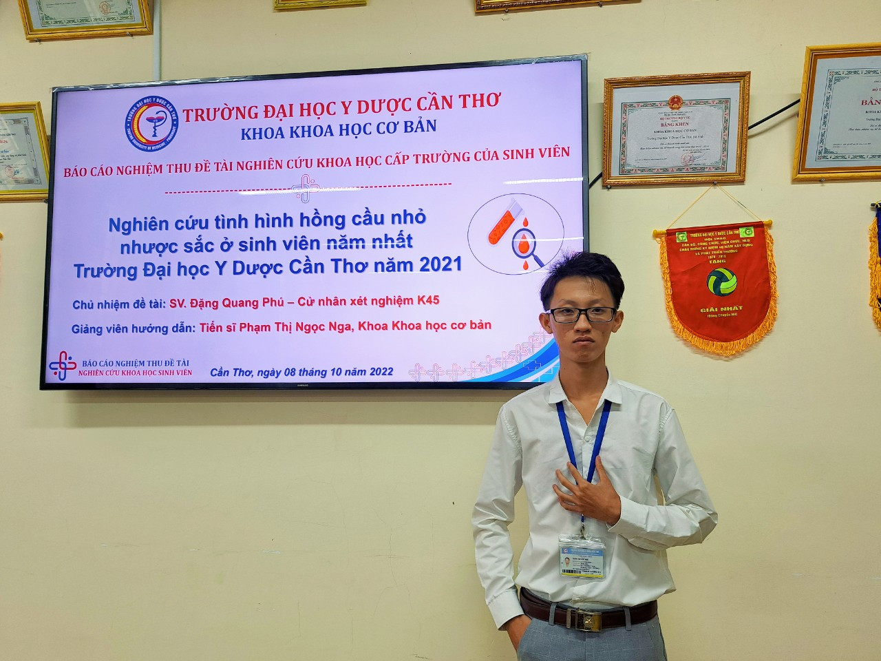 Quang Phú trong buổi báo cáo nghiệm thu đề tài NCKH cấp trường do anh làm chủ nhiệm. Quang Phú trong buổi báo cáo nghiệm thu đề tài NCKH cấp trường do anh làm chủ nhiệm.
