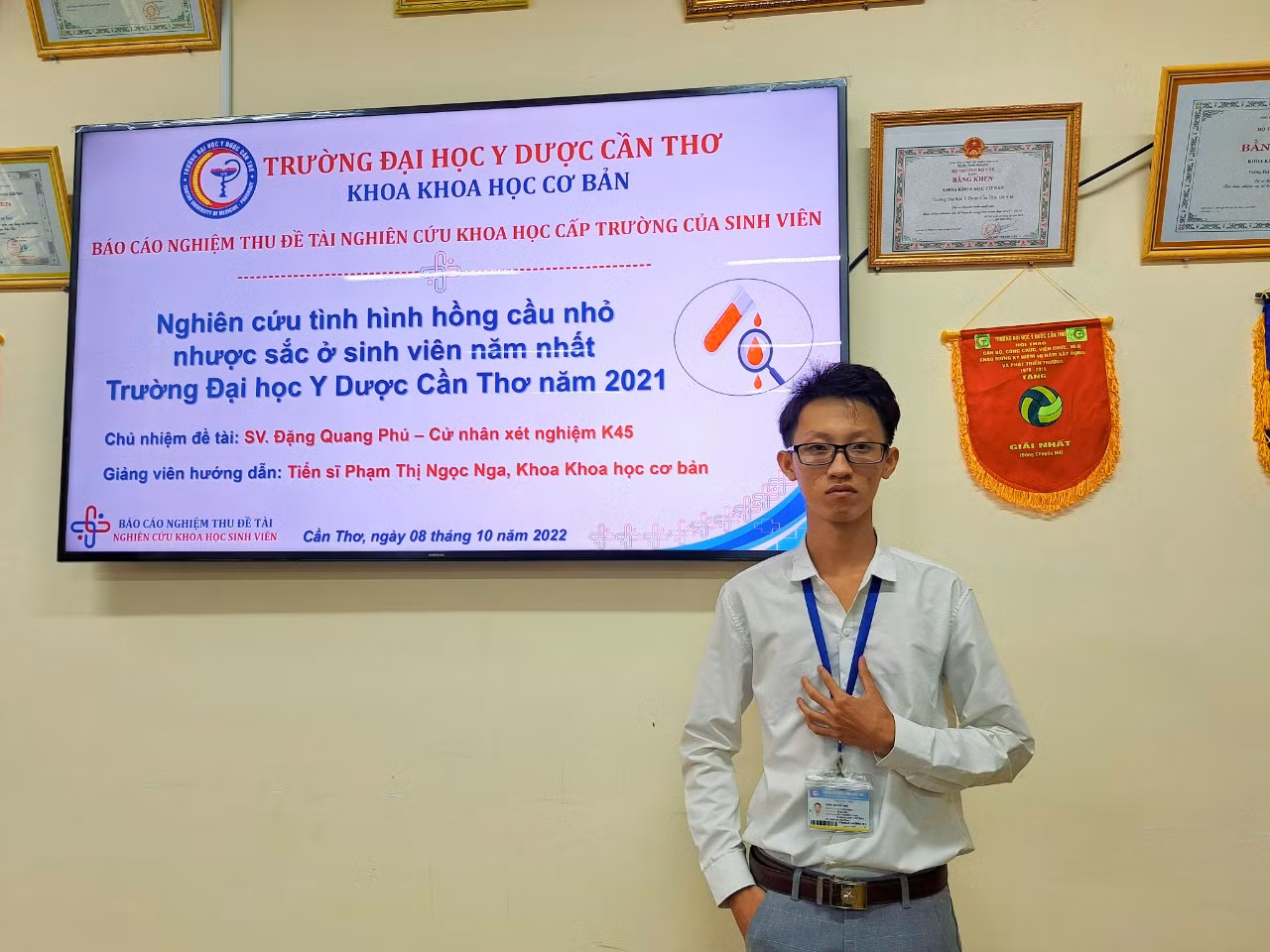 Quang Phú trong buổi báo cáo nghiệm thu đề tài NCKH cấp trường do anh làm chủ nhiệm. Quang Phú trong buổi báo cáo nghiệm thu đề tài NCKH cấp trường do anh làm chủ nhiệm.