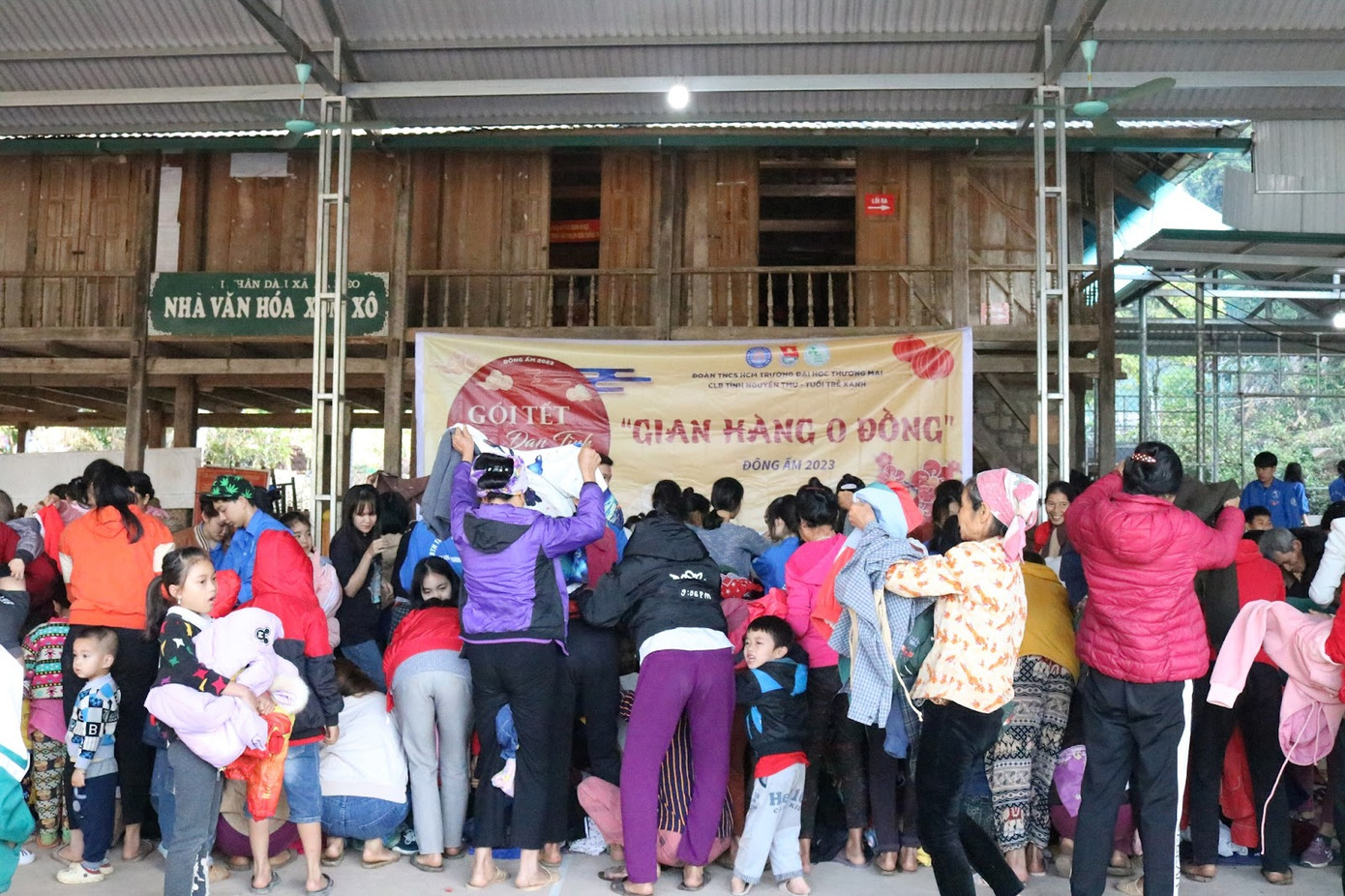 Cùng gian hàng 0 đồng hỗ trợ những người dân có hoàn cảnh khó khăn được thêm áo ấm vào dịp Tết Nguyên Đán 2023.