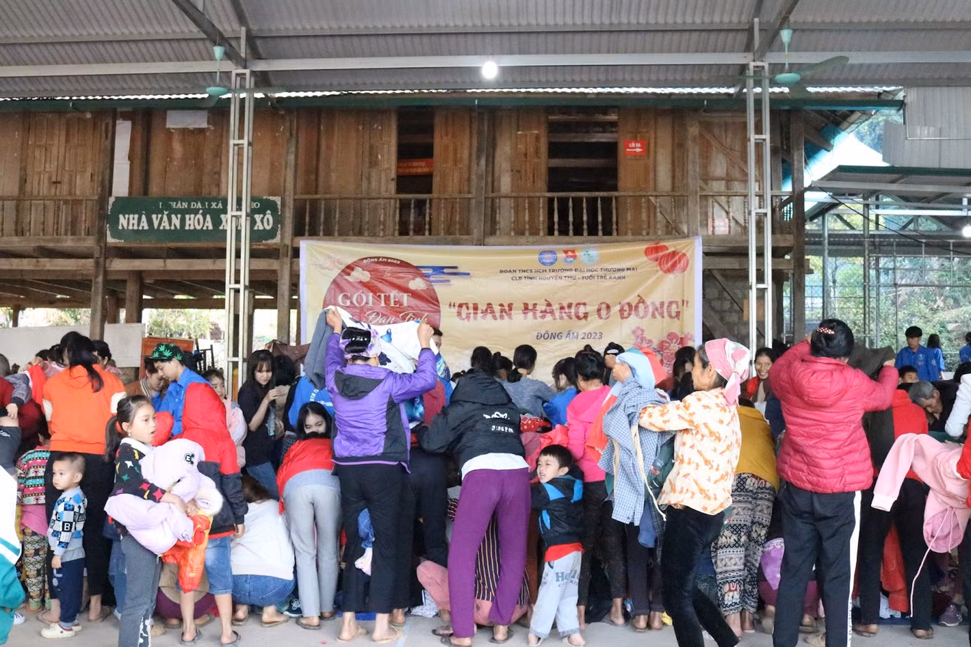 Cùng gian hàng 0 đồng hỗ trợ những người dân có hoàn cảnh khó khăn được thêm áo ấm vào dịp Tết Nguyên Đán 2023.