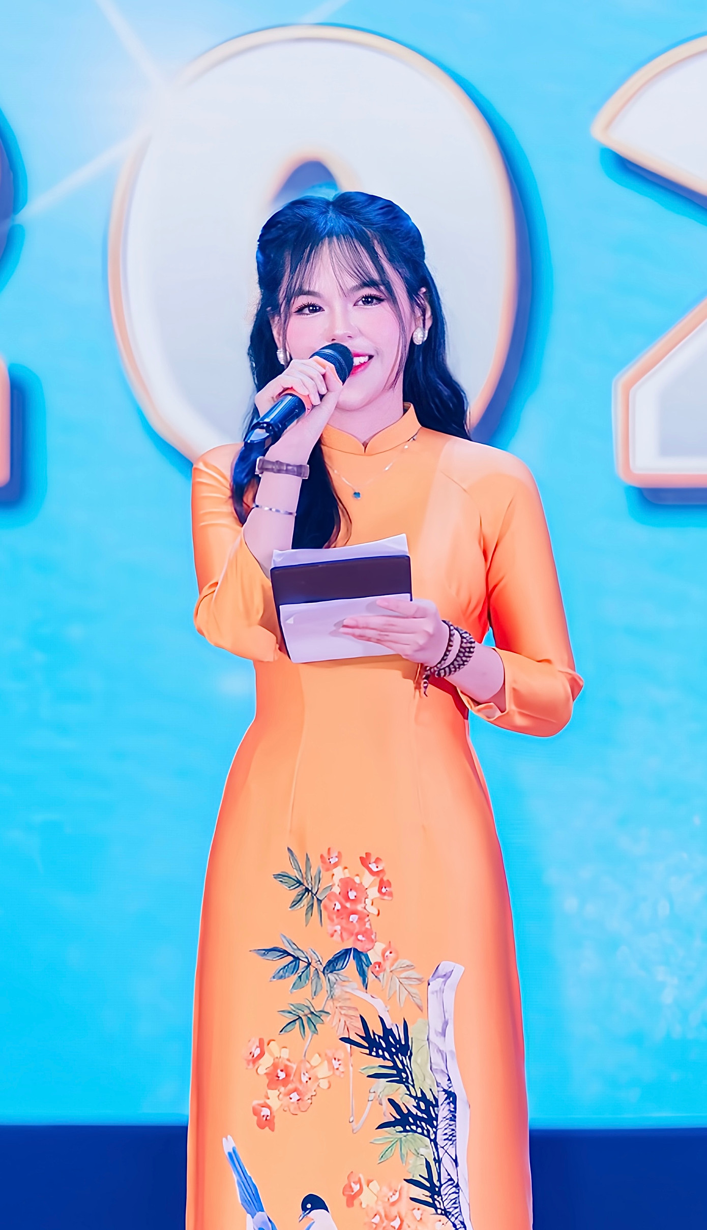 Hoàng An ‘bỏ túi’ thêm nhiều kinh nghiệm dẫn và xây dựng được một nền tảng vững chắc để tiếp tục phát triển về sau. Hoàng An ‘bỏ túi’ thêm nhiều kinh nghiệm dẫn và xây dựng được một nền tảng vững chắc để tiếp tục phát triển về sau.