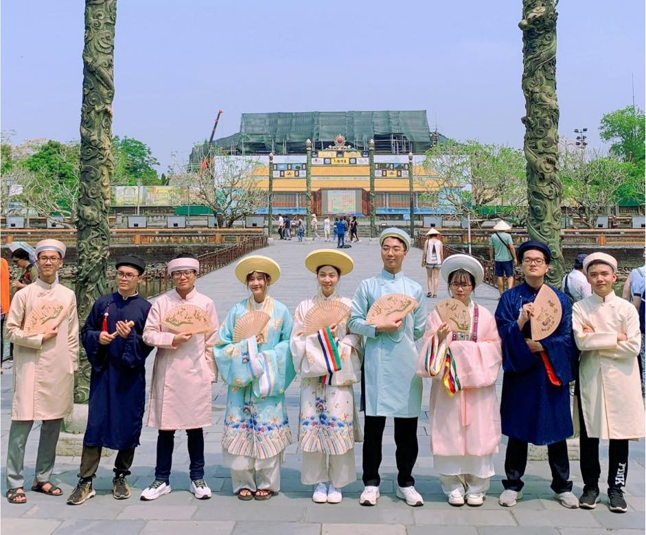 Thanh Nhàn (đứng giữa) cùng đội tuyển Olympic Toán FTU tham quan Huế. Thanh Nhàn (đứng giữa) cùng đội tuyển Olympic Toán FTU tham quan Huế.