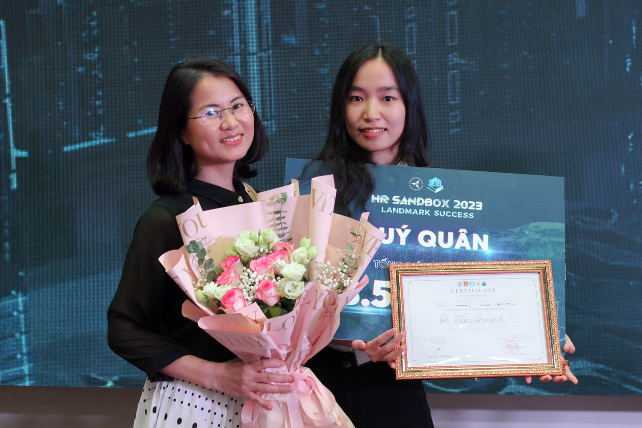 Bức ảnh kỷ niệm của Quỳnh cùng chị Đinh Thị Minh Ngọc (Hiệp hội nhân sự HRA). Bức ảnh kỷ niệm của Quỳnh cùng chị Đinh Thị Minh Ngọc (Hiệp hội nhân sự HRA).