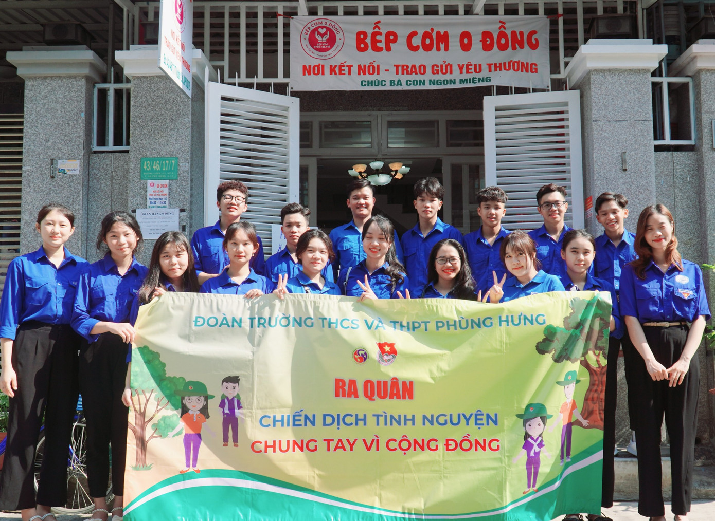 Đoàn trường THCS - THPT Phùng Hưng trao những phần cơm tại Bếp Cơm 0 Đồng. Đoàn trường THCS - THPT Phùng Hưng trao những phần cơm tại Bếp Cơm 0 Đồng.