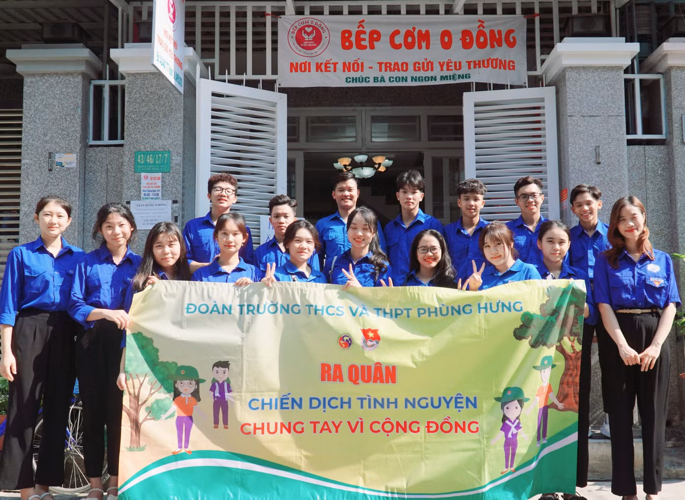 Đoàn trường THCS - THPT Phùng Hưng trao những phần cơm tại Bếp Cơm 0 Đồng.