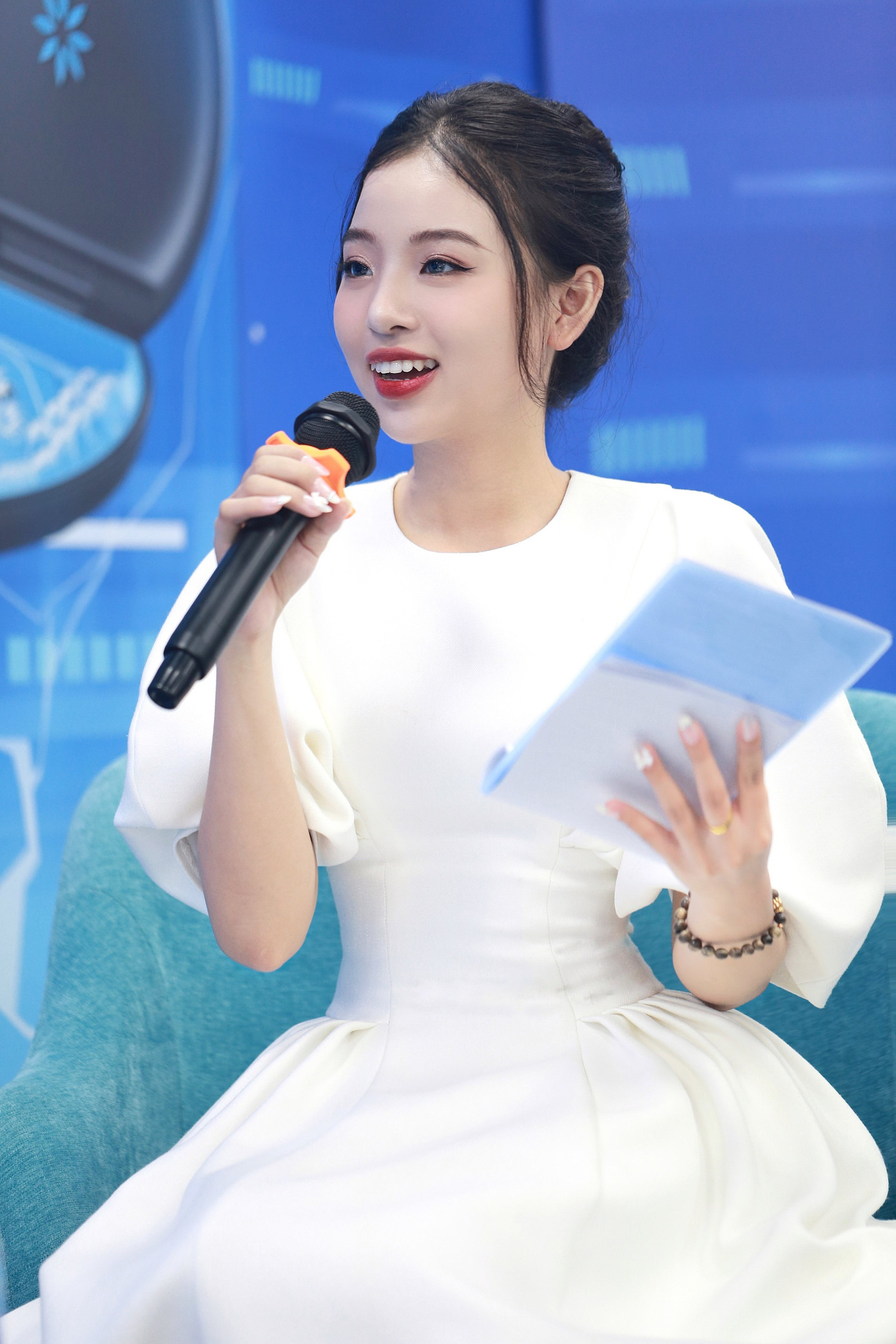 Hoàng Hà là Á quân cuộc thi Speak Up Junior, đây là một cơ duyên tạo động lực để cô nghiêm túc đầu tư, theo đuổi nghề MC. Hoàng Hà là Á quân cuộc thi Speak Up Junior, đây là một cơ duyên tạo động lực để cô nghiêm túc đầu tư, theo đuổi nghề MC.