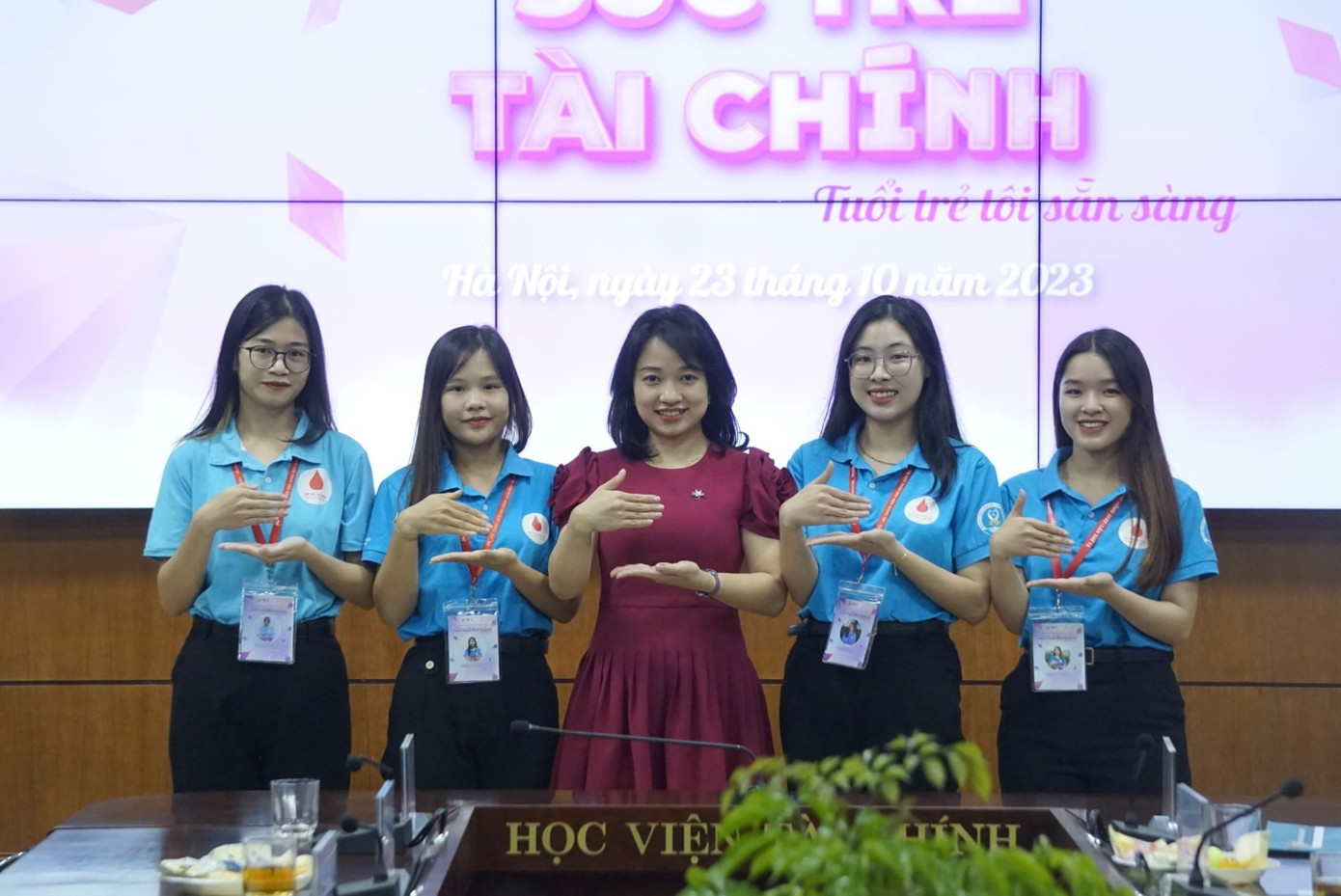 Thầy và trò của Học viện Tài chính hướng ứng chương trình. Thầy và trò của Học viện Tài chính hướng ứng chương trình.