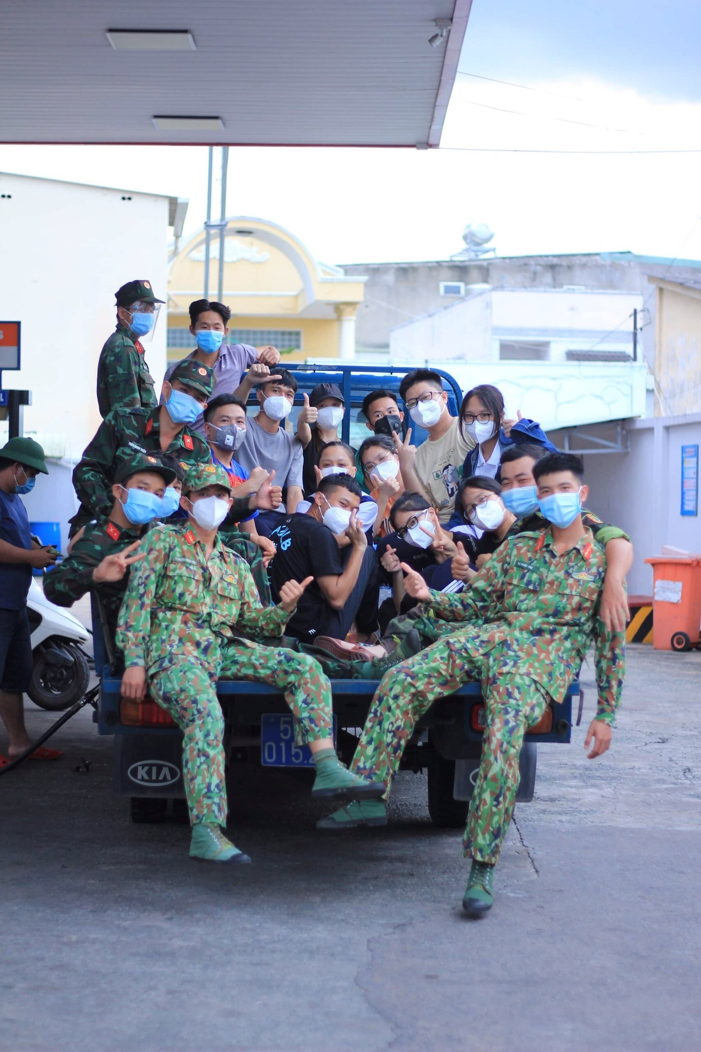 Trong các đợt bùng dịch COVID - 19, Duy Khánh luôn chủ động đăng ký tham gia hỗ trợ tình nguyện.