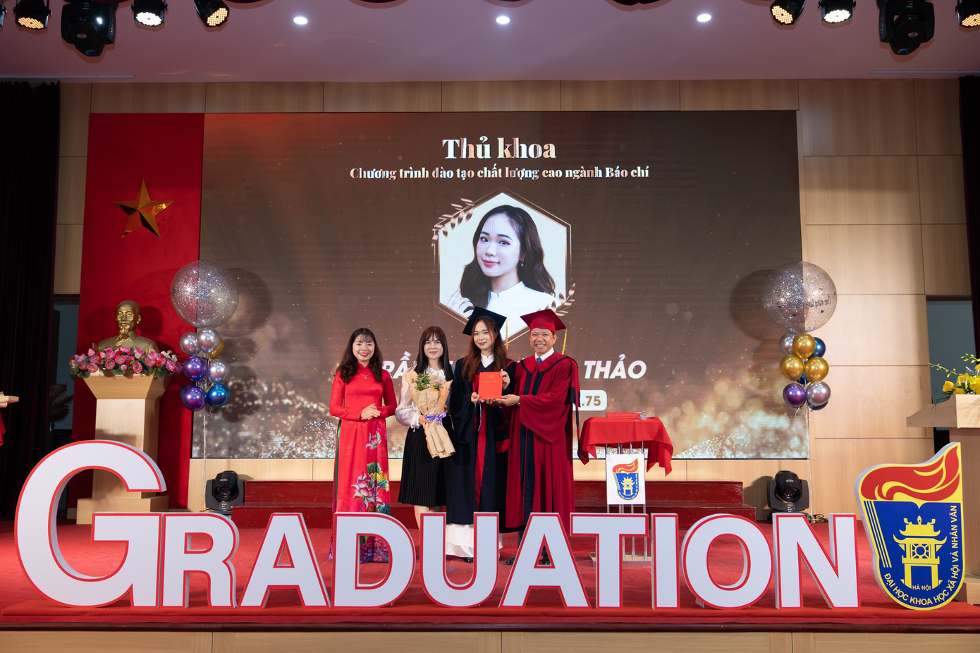 Cô bạn nhận bằng cùng mẹ trong ngày lễ tốt nghiệp. Cô bạn nhận bằng cùng mẹ trong ngày lễ tốt nghiệp.