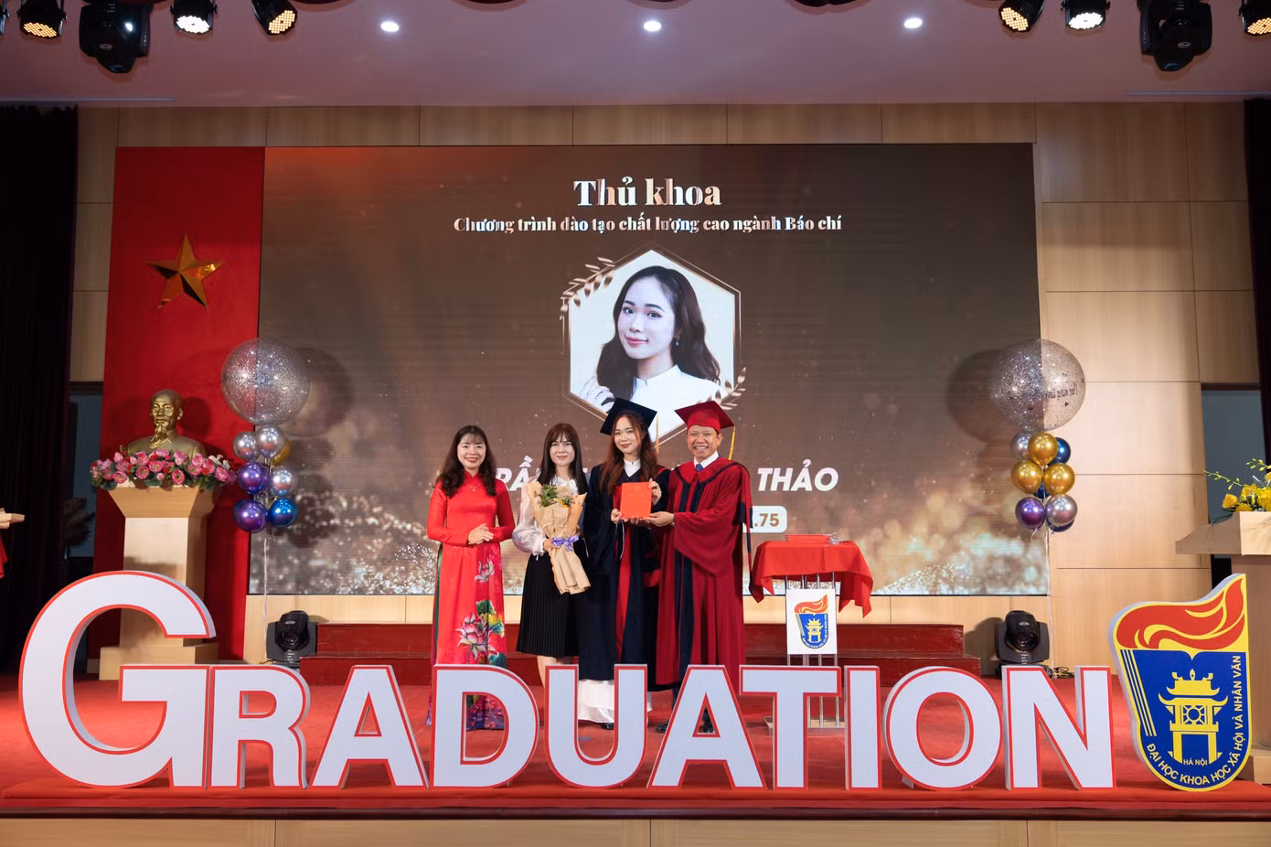 Cô bạn nhận bằng cùng mẹ trong ngày lễ tốt nghiệp. Cô bạn nhận bằng cùng mẹ trong ngày lễ tốt nghiệp.