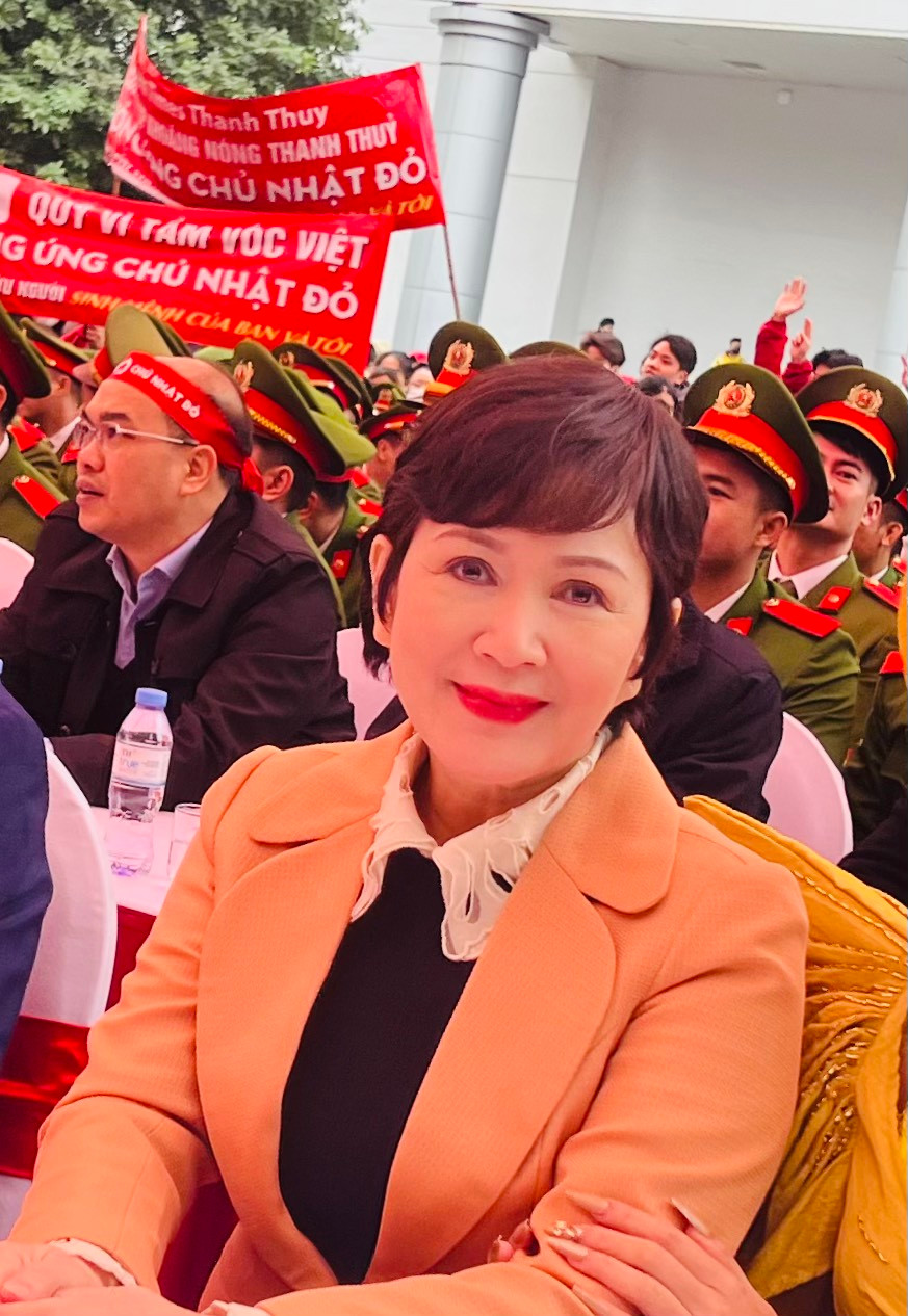 Hình ảnh NSND Minh Hòa trẻ trung với mái tóc tém. Hình ảnh NSND Minh Hòa trẻ trung với mái tóc tém.