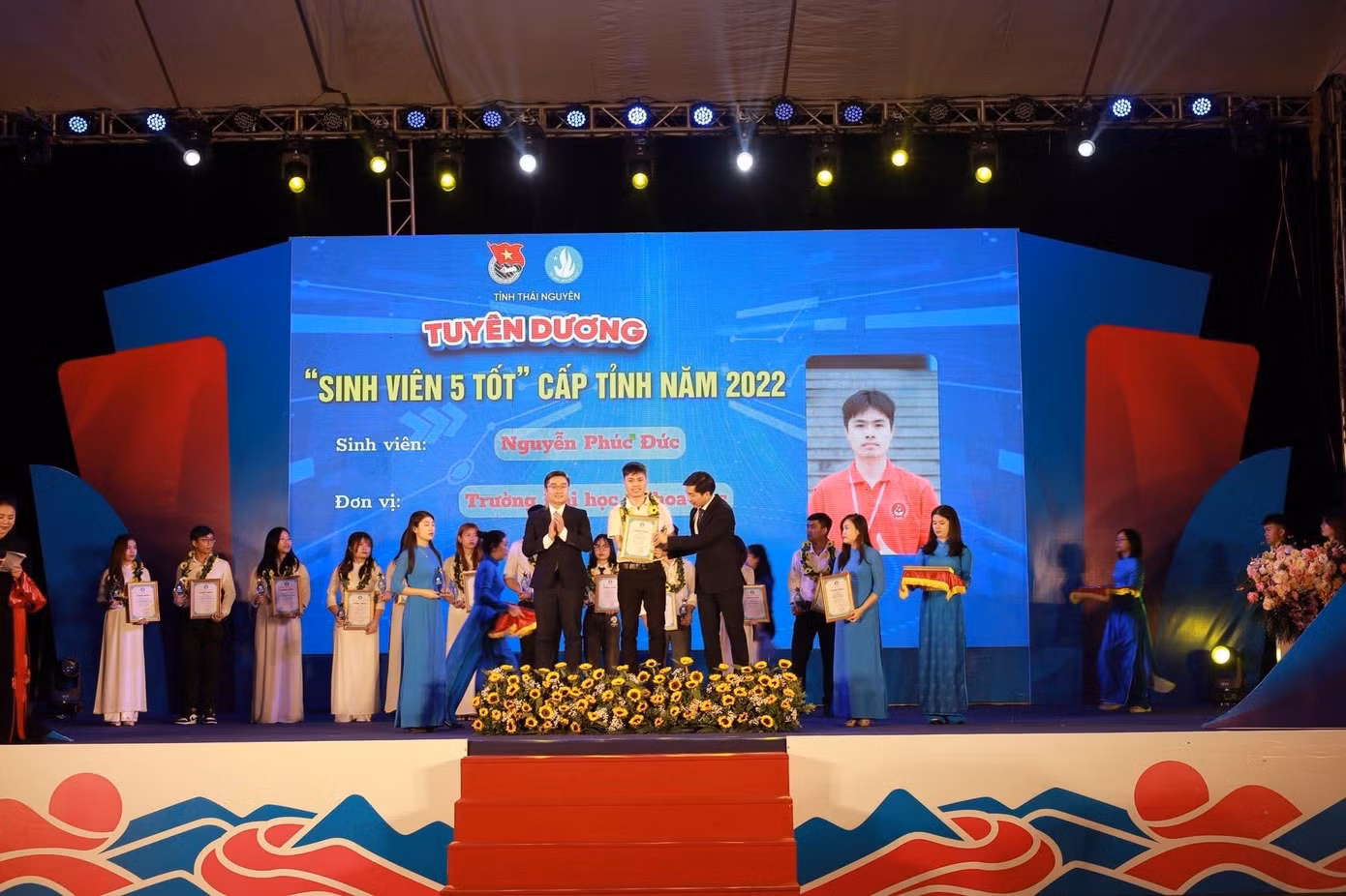 Đạt danh hiệu "Sinh viên 5 tốt" cấp tỉnh Thái Nguyên.