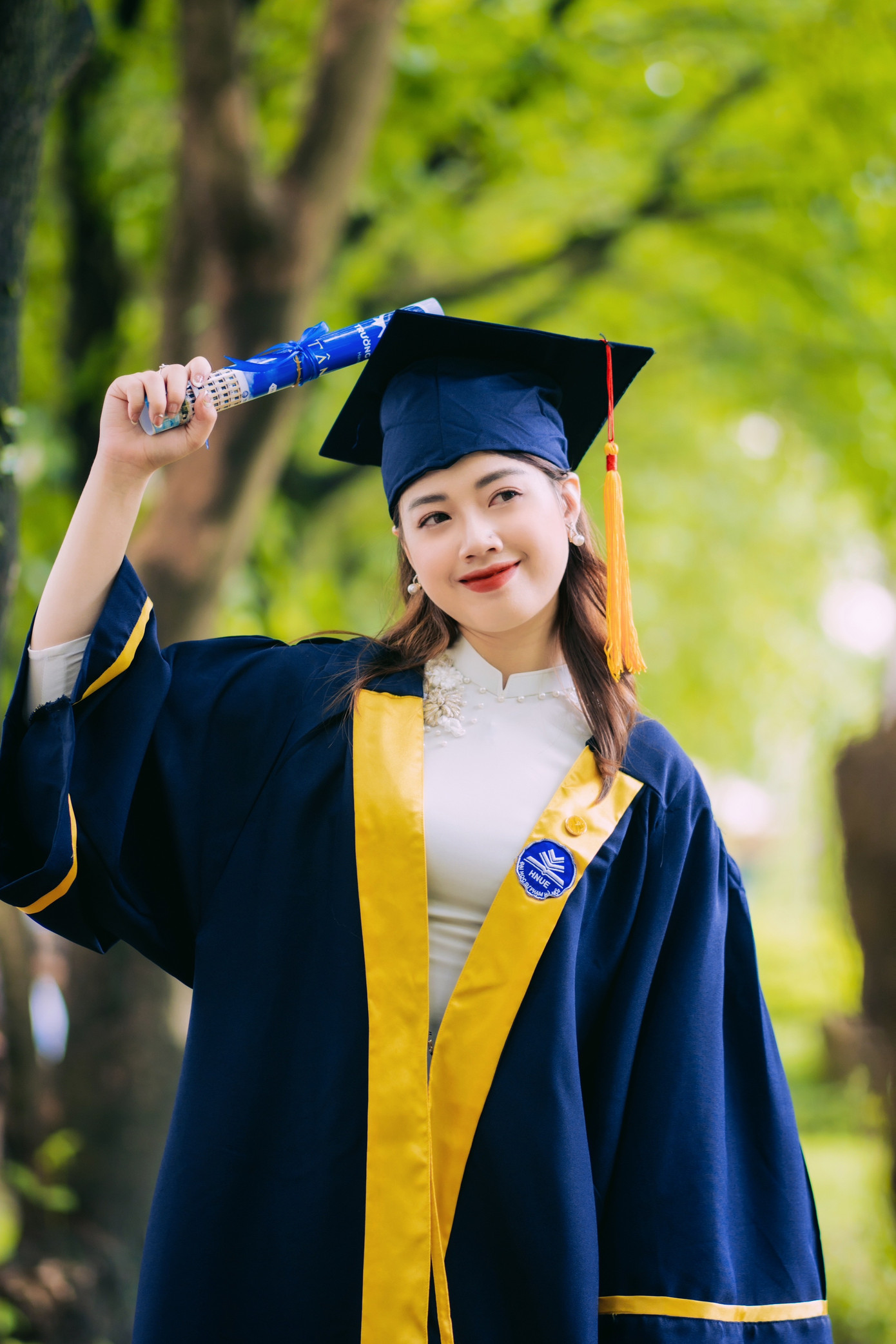 Bùi Mai Anh (sinh năm 2000) tân cử nhân Trường Đại học Sư phạm Hà Nội với tấm bằng xuất sắc.