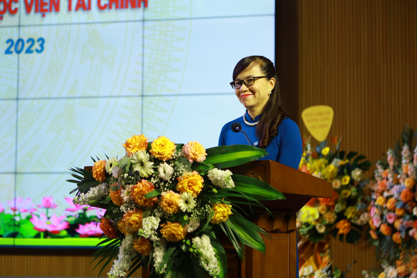 TS. Nguyễn Thị Kim Phụng chúc mừng thành quả của Học viện Tài chính. Ảnh: Quốc Anh.